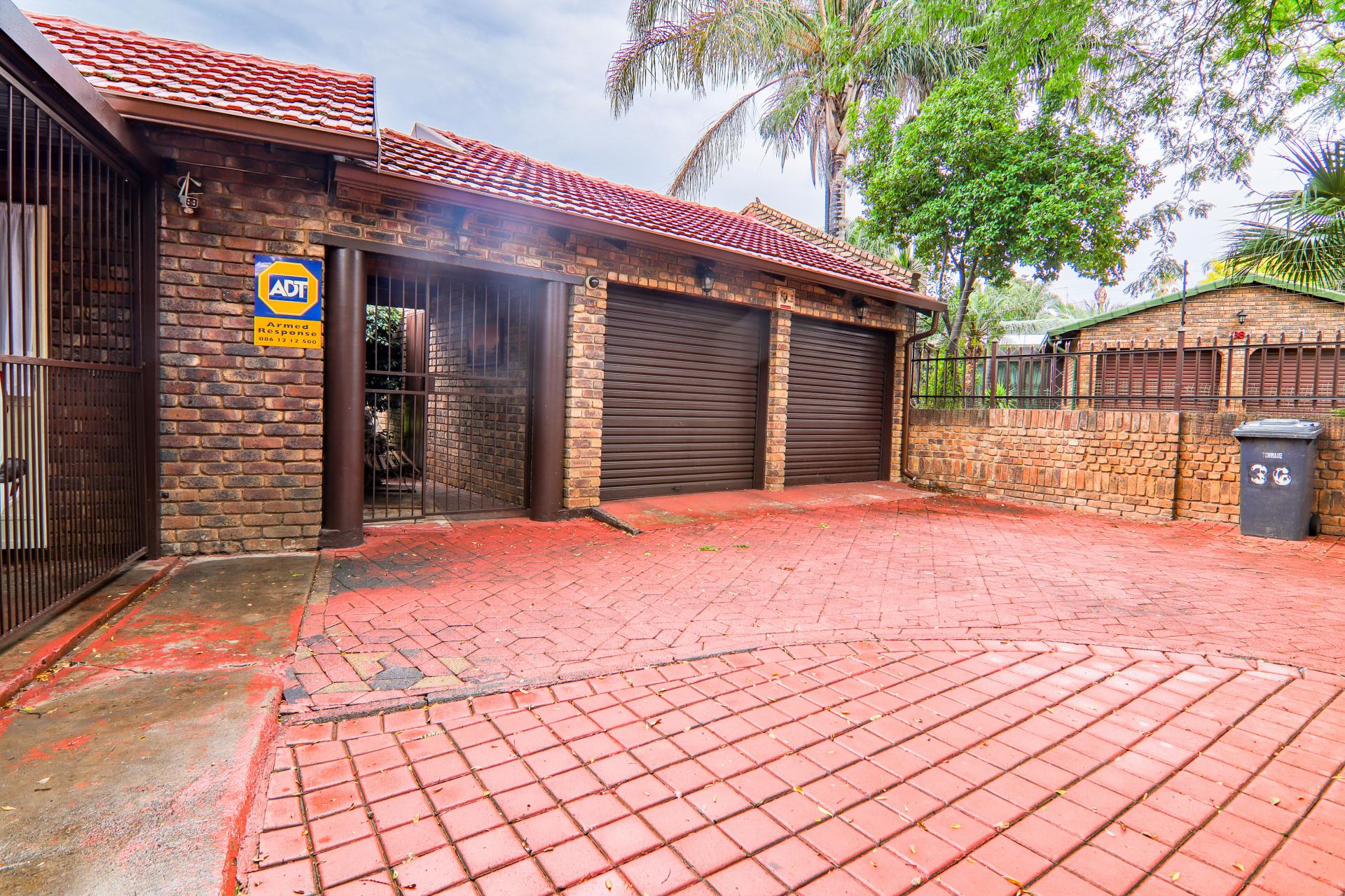 4 Bedroom House for Sale For Sale in Rooihuiskraal MR63720