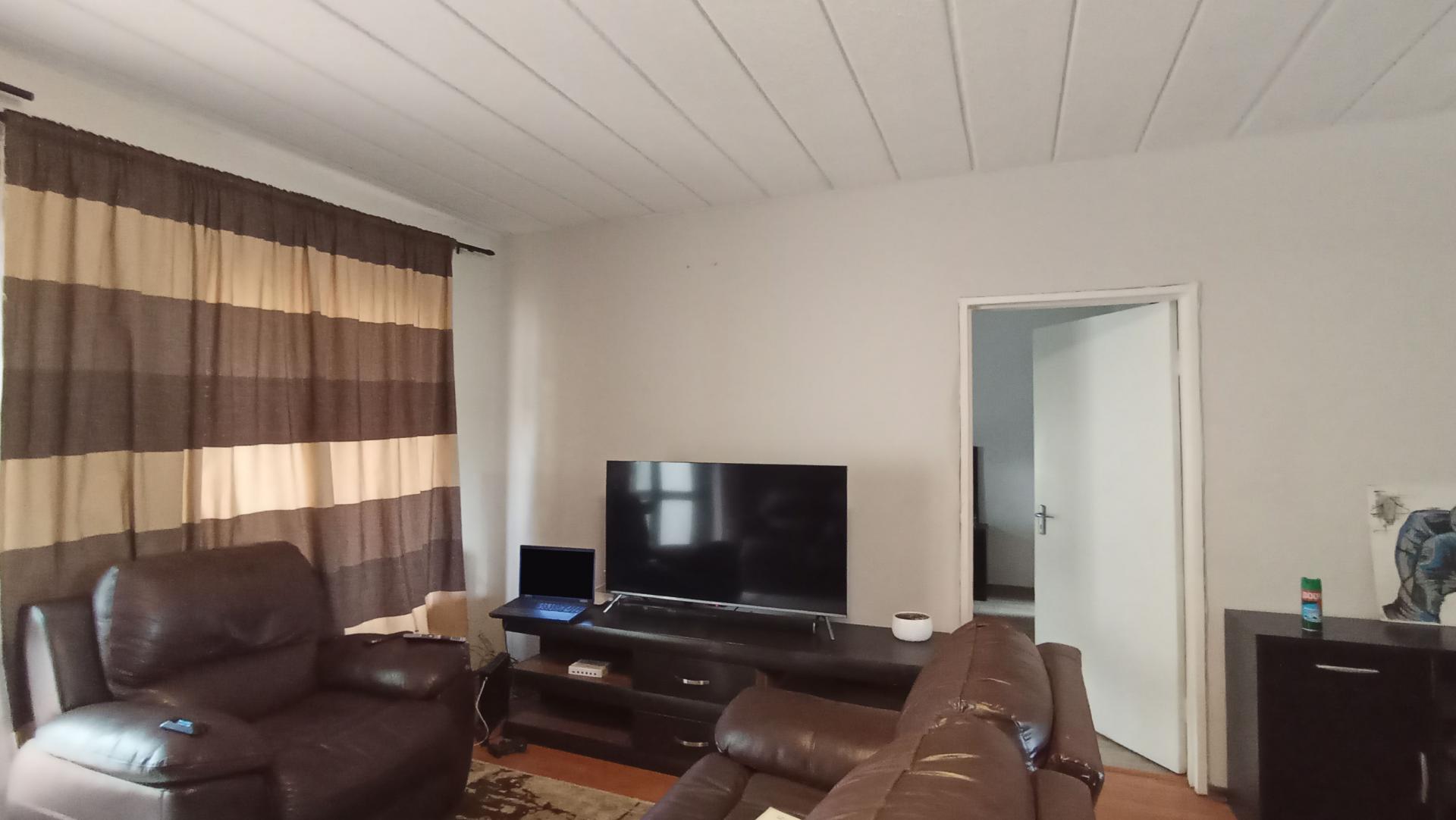 Lounges - 21 square meters of property in Jukskei Park