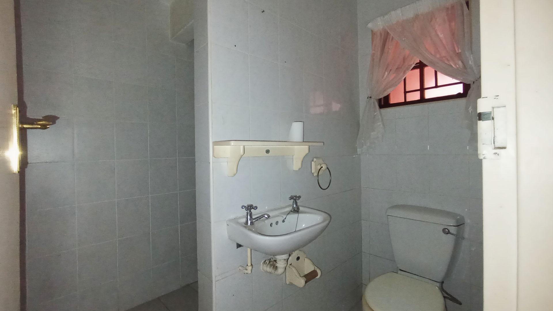 Bathroom 1 - 5 square meters of property in Padfield Park