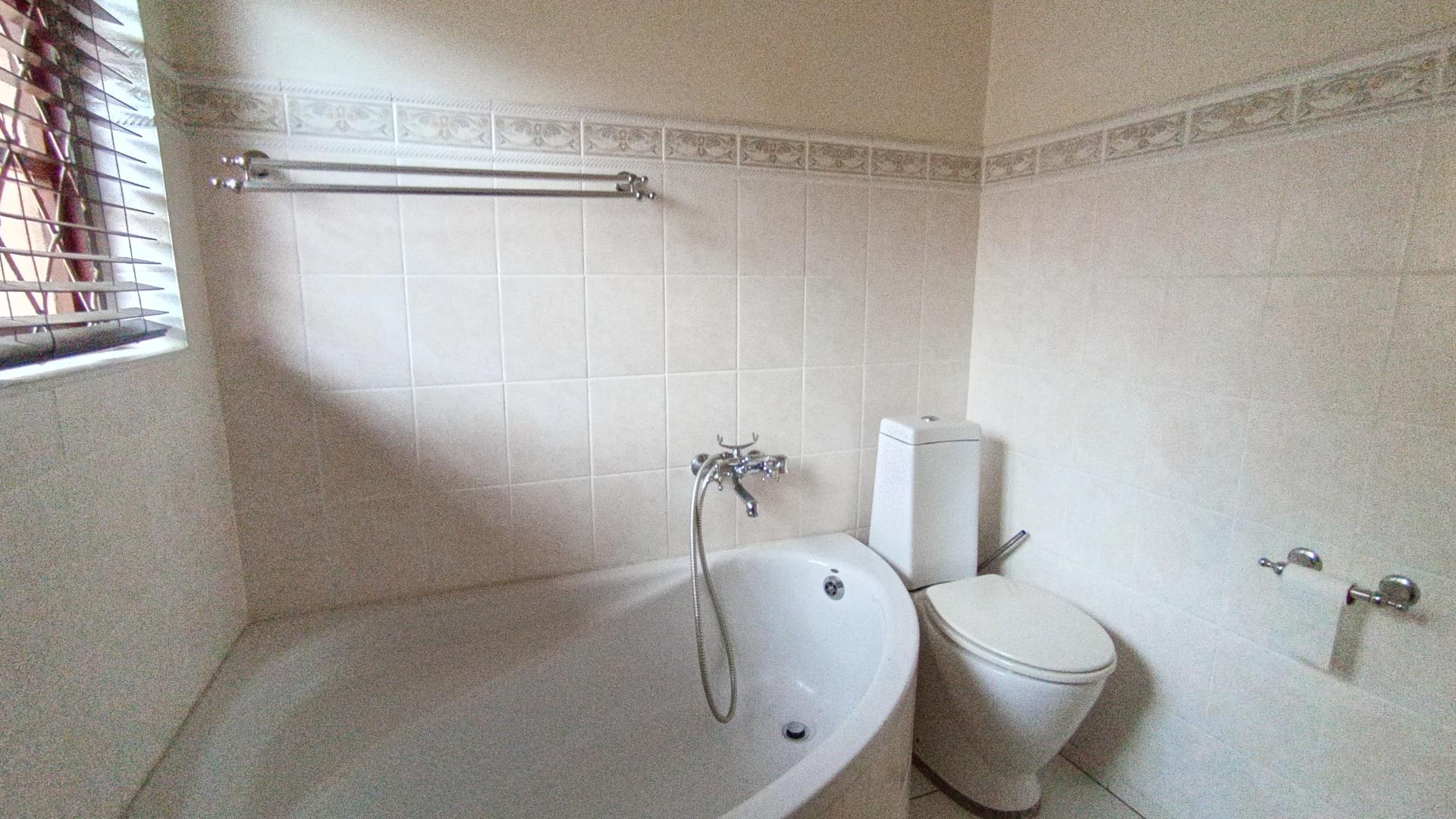 Bathroom 2 - 6 square meters of property in Padfield Park