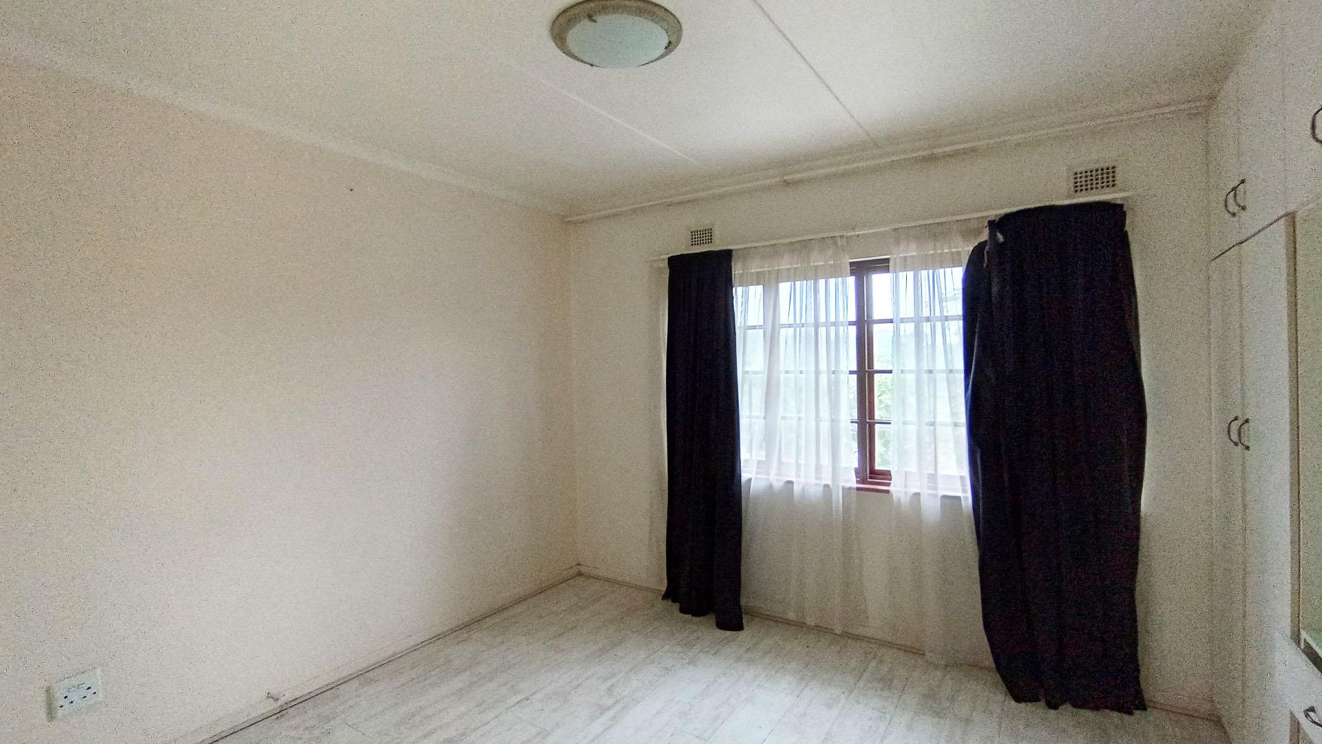Bed Room 1 - 17 square meters of property in Padfield Park