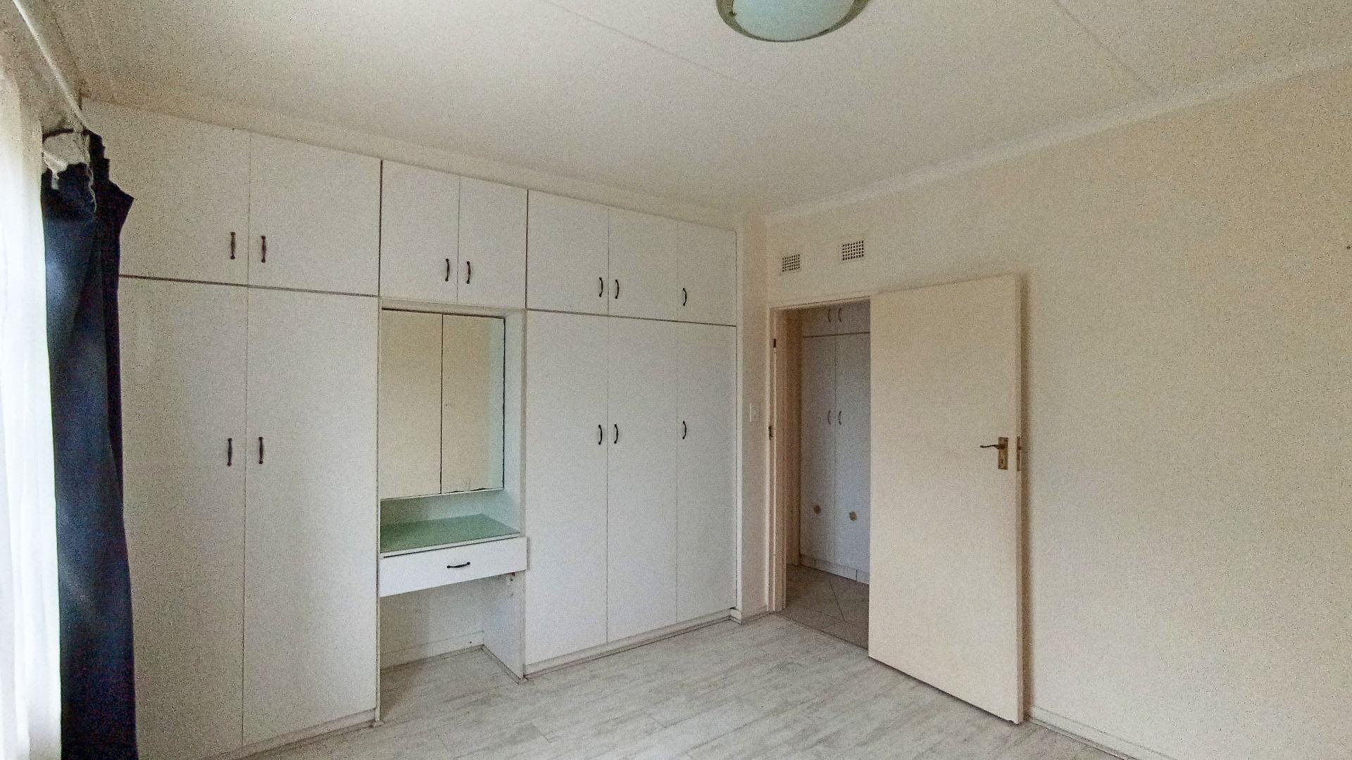 Bed Room 1 - 17 square meters of property in Padfield Park