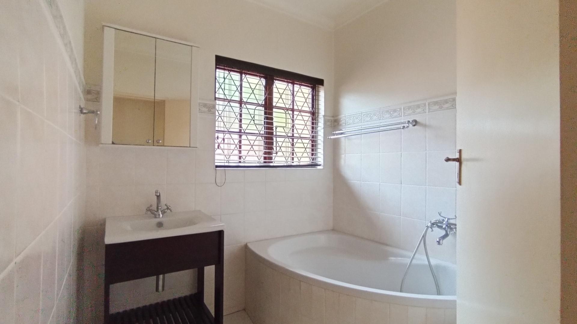 Bathroom 2 - 6 square meters of property in Padfield Park
