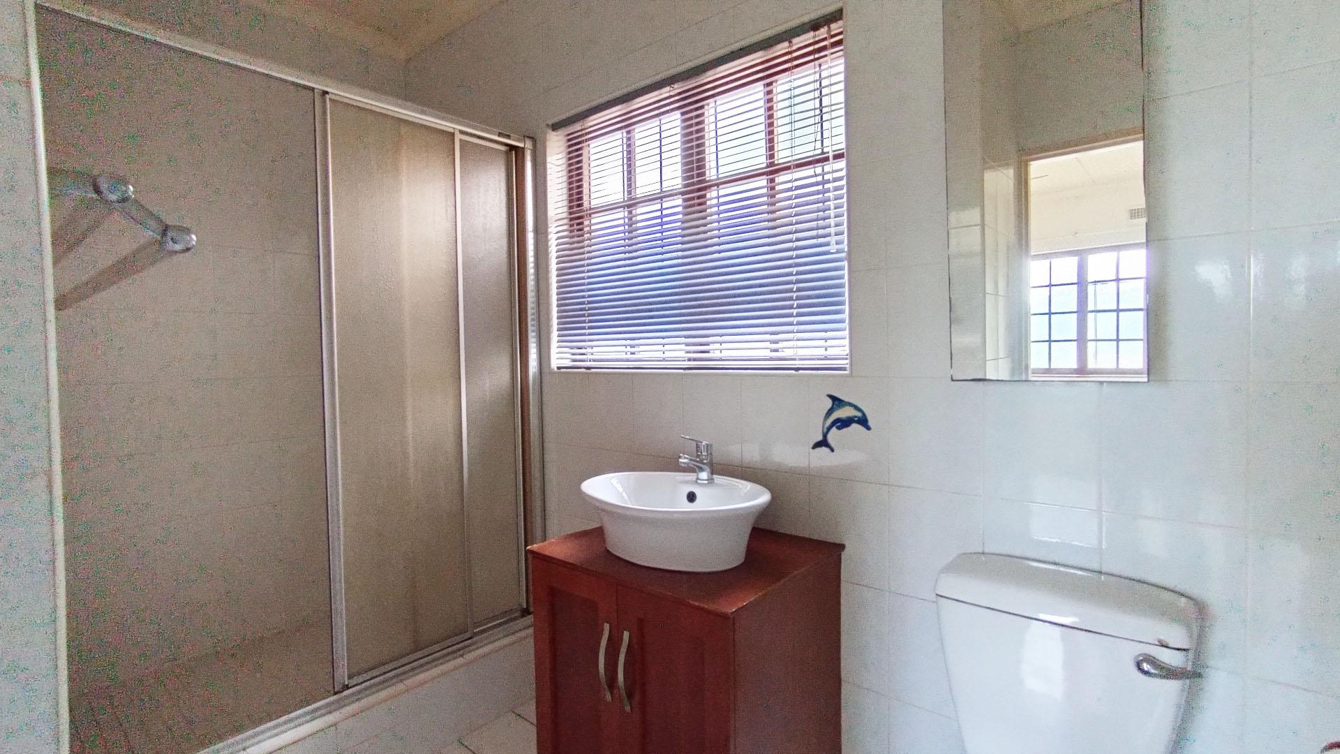 Main Bathroom - 6 square meters of property in Padfield Park