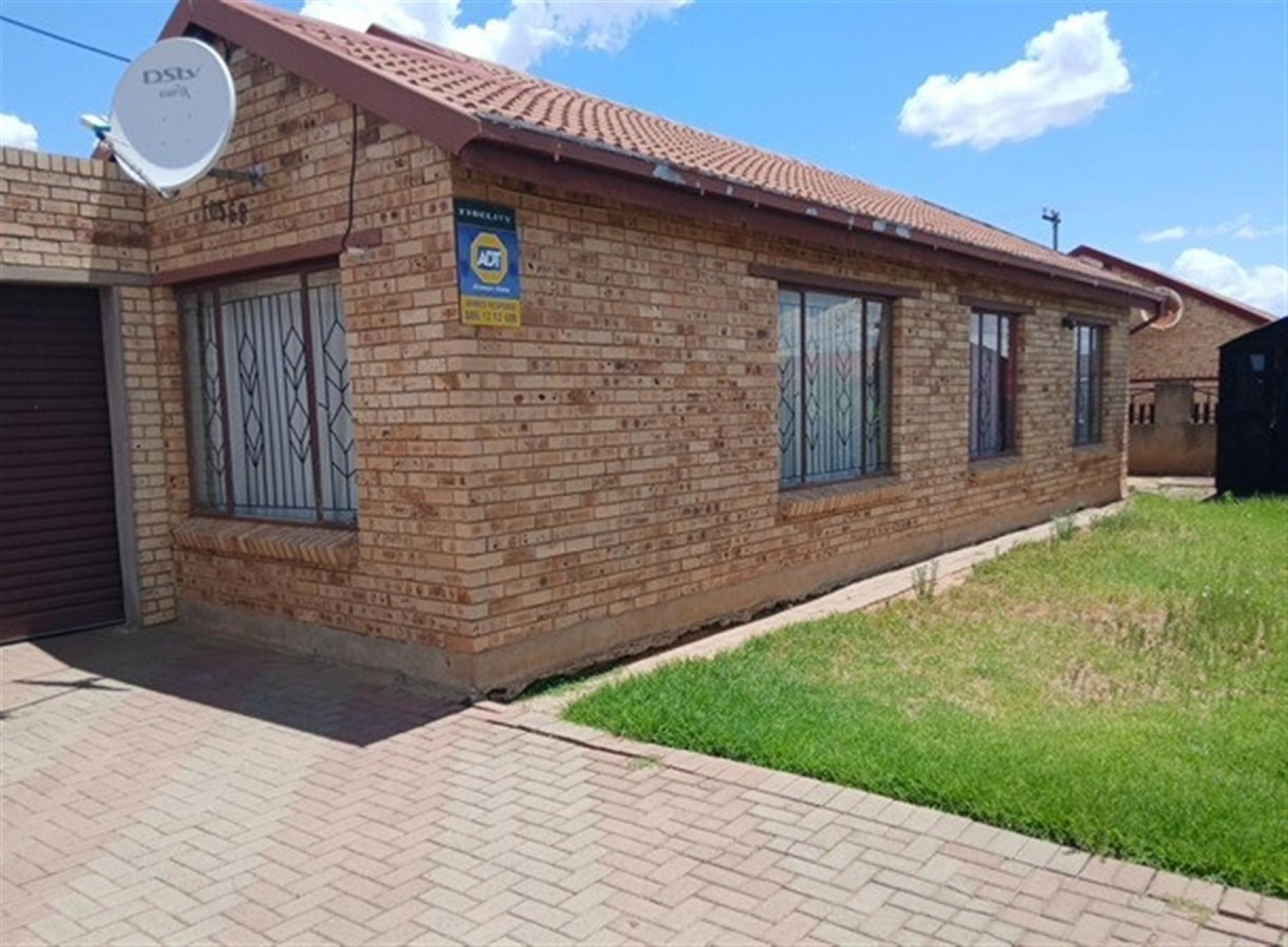 Front View of property in Heidedal