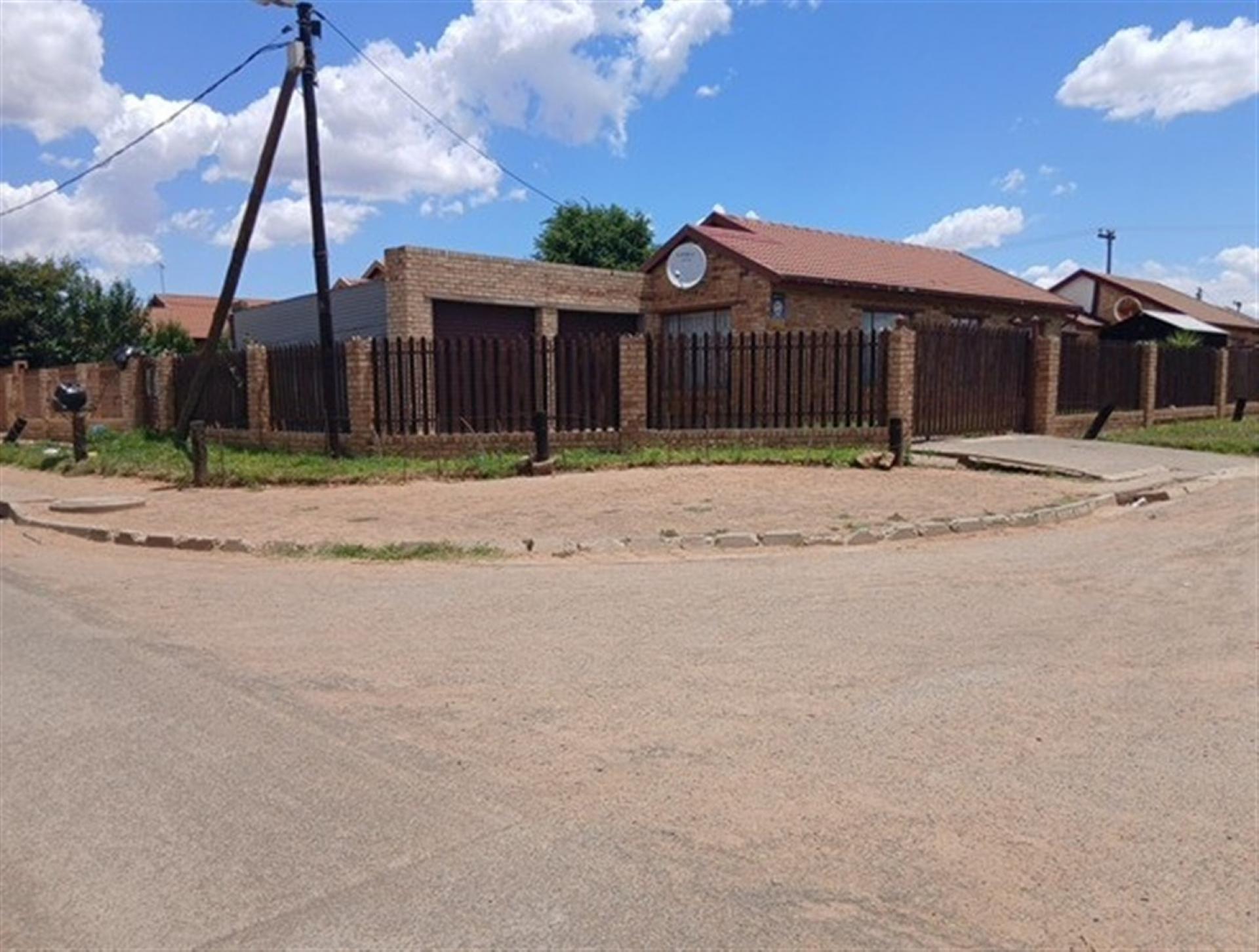 Front View of property in Heidedal