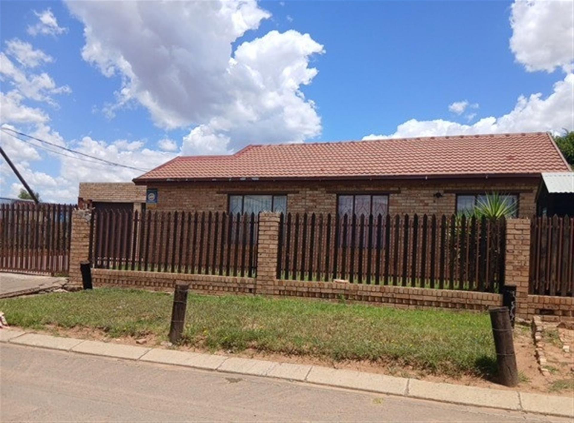 Front View of property in Heidedal