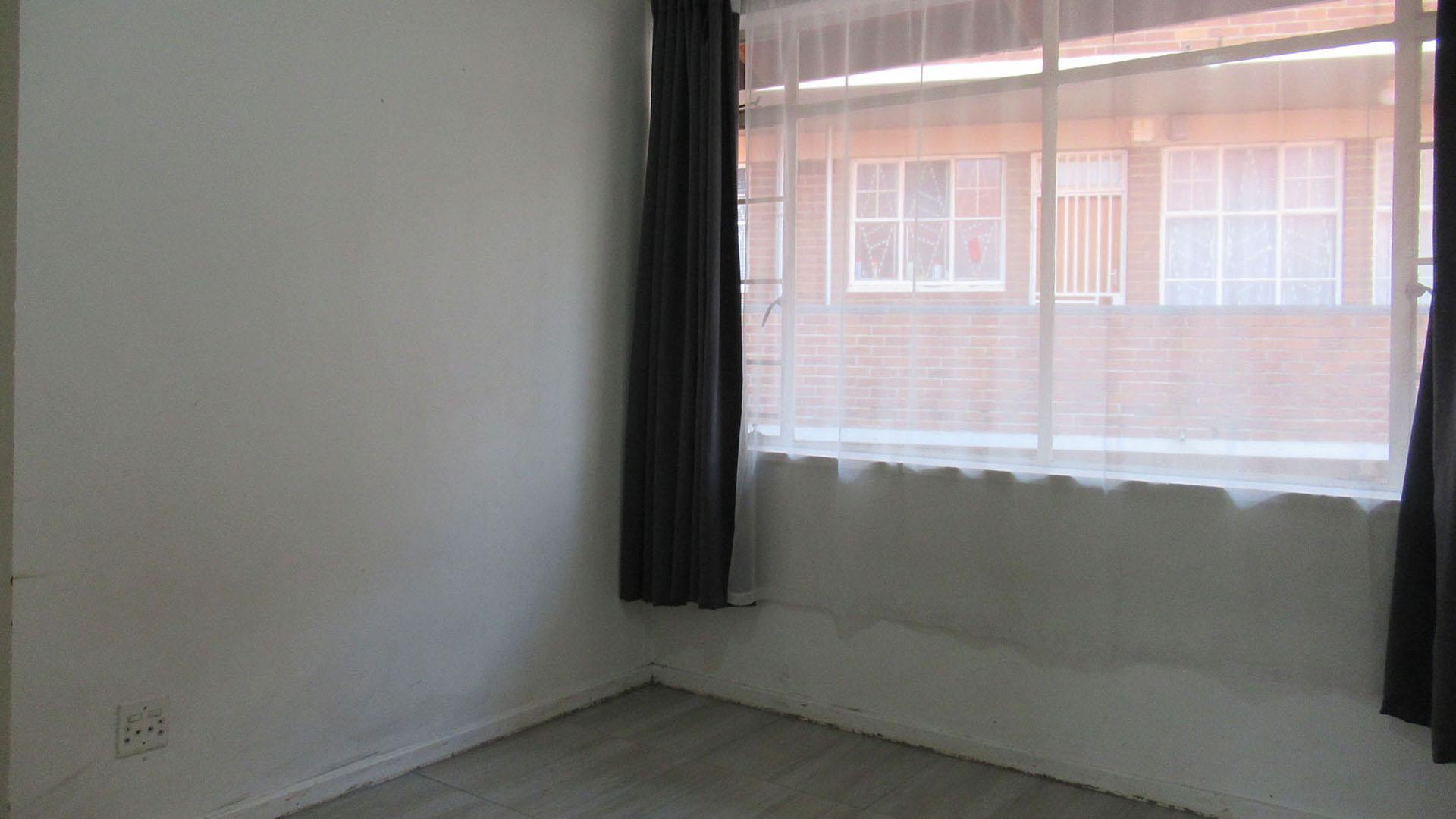 Bed Room 1 - 13 square meters of property in Florida Lake