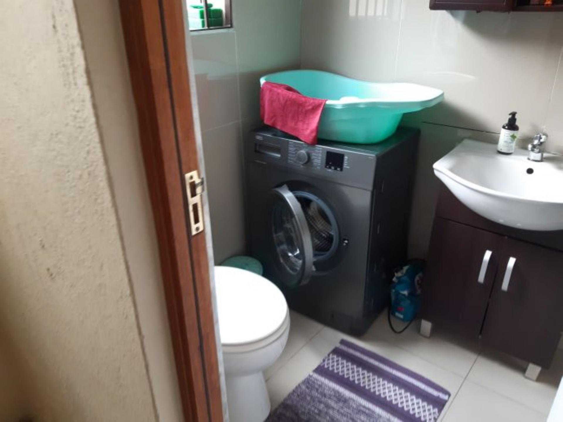 Main Bathroom of property in Corlett Gardens