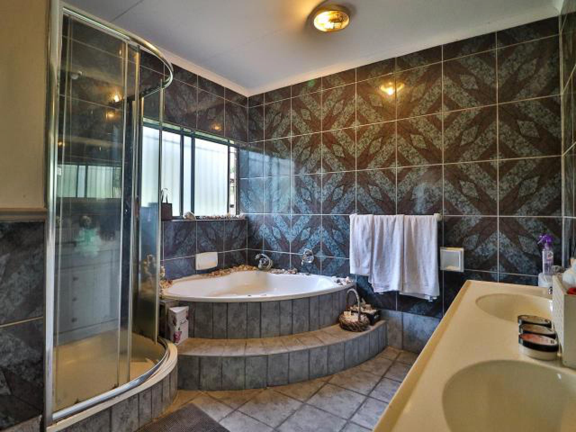 Bathroom 1 of property in White River