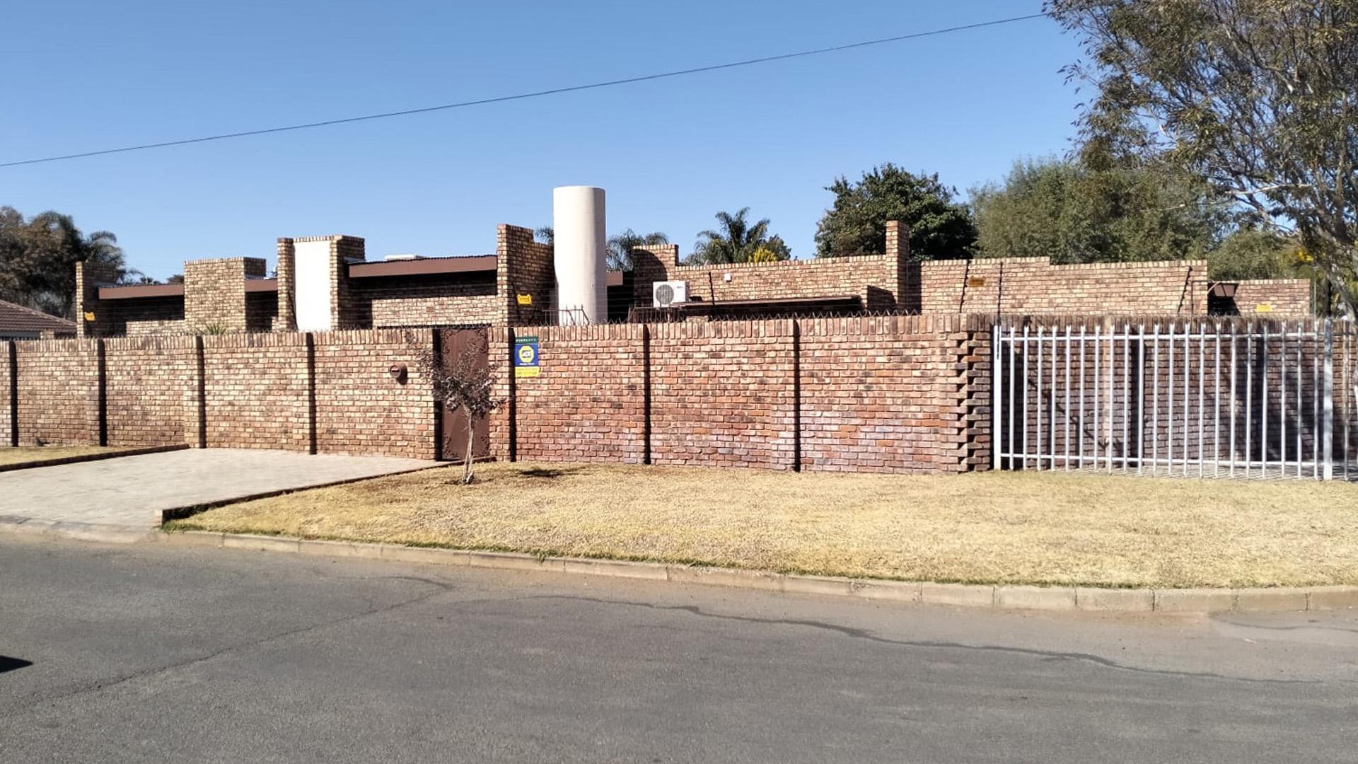 Front View of property in Kimberley