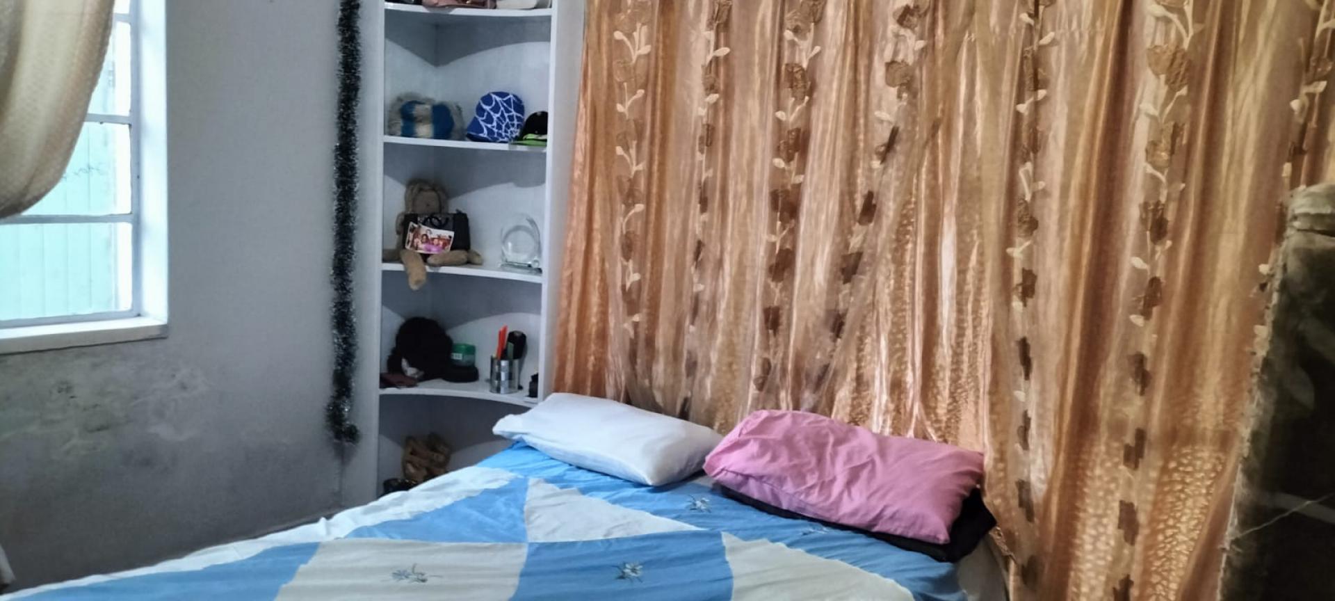 Bed Room 1 - 13 square meters of property in Bezuidenhout Valley