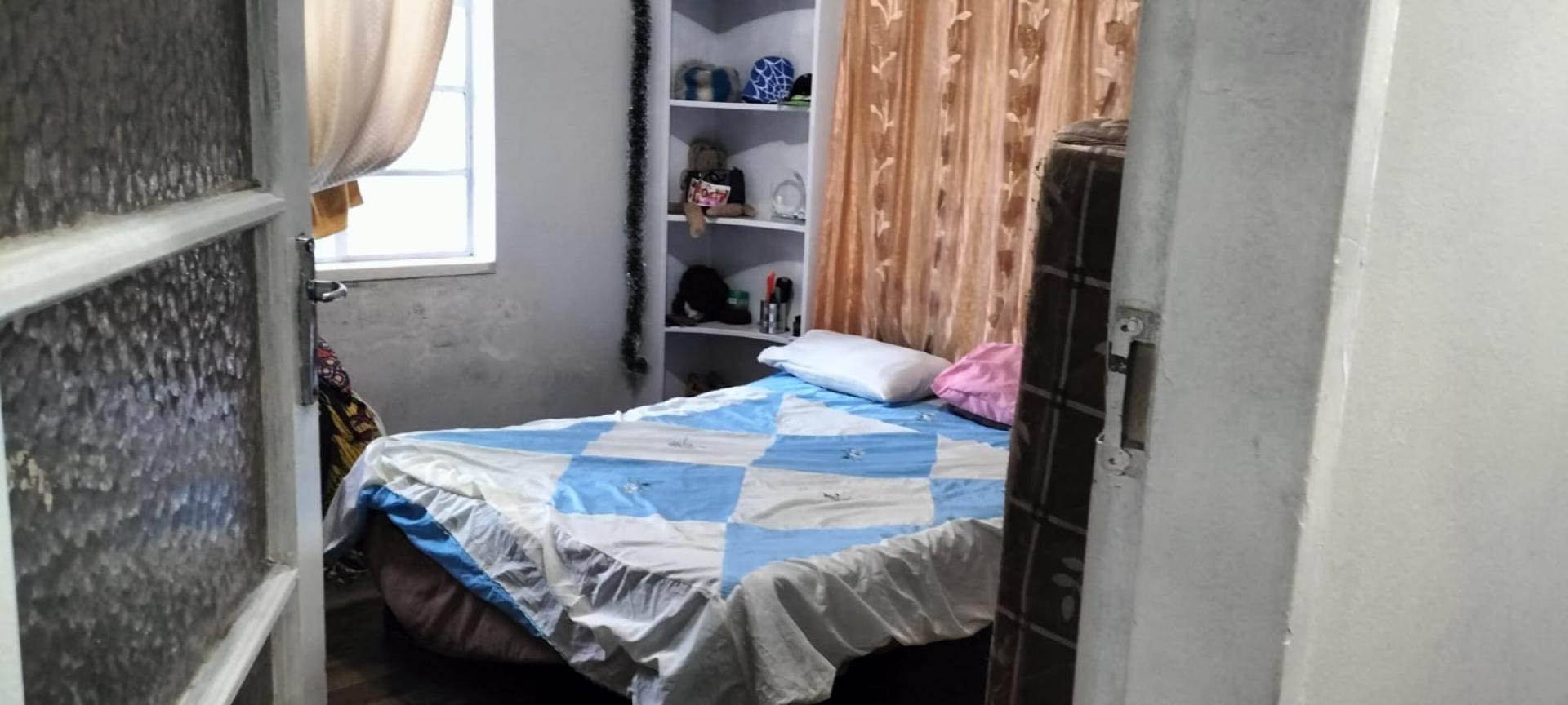Bed Room 1 - 13 square meters of property in Bezuidenhout Valley