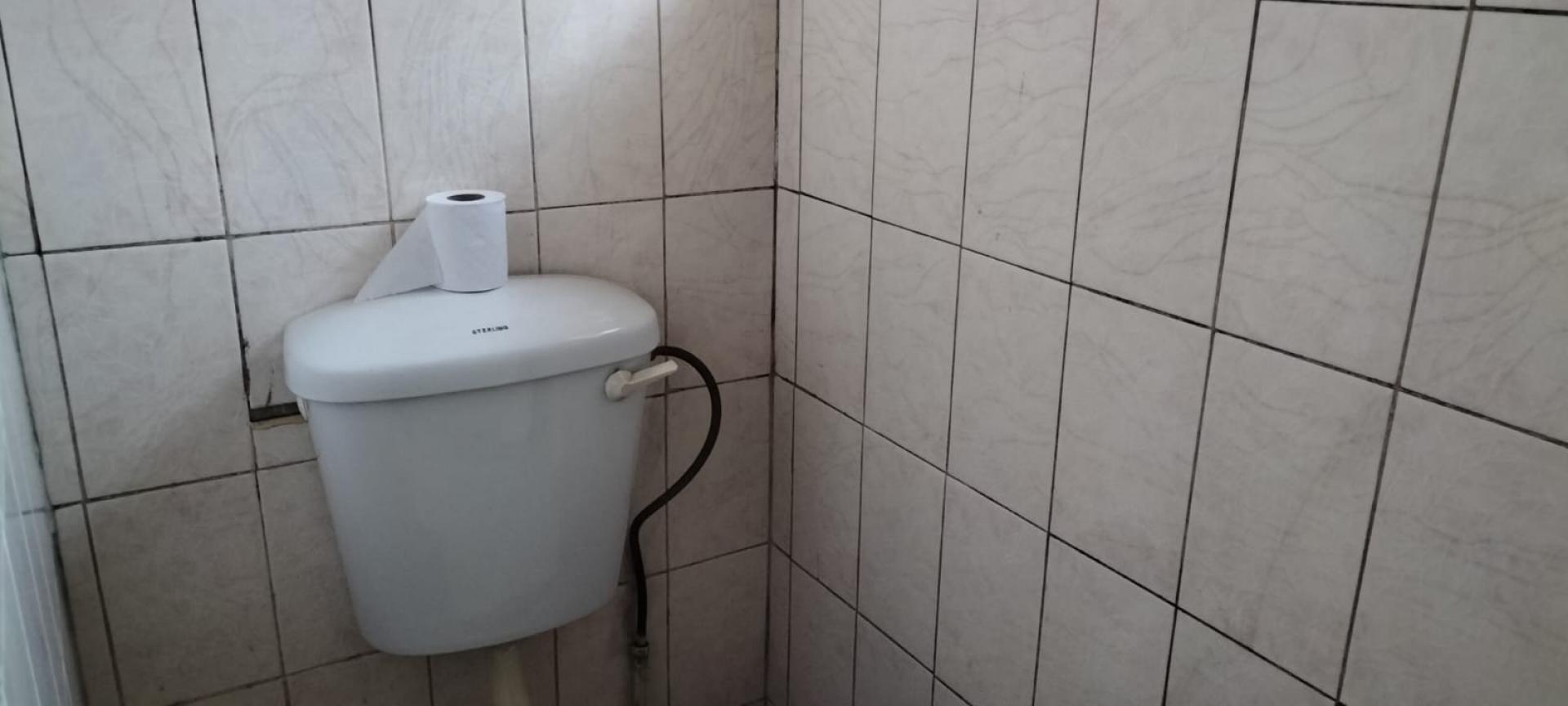 Bathroom 1 - 12 square meters of property in Bezuidenhout Valley