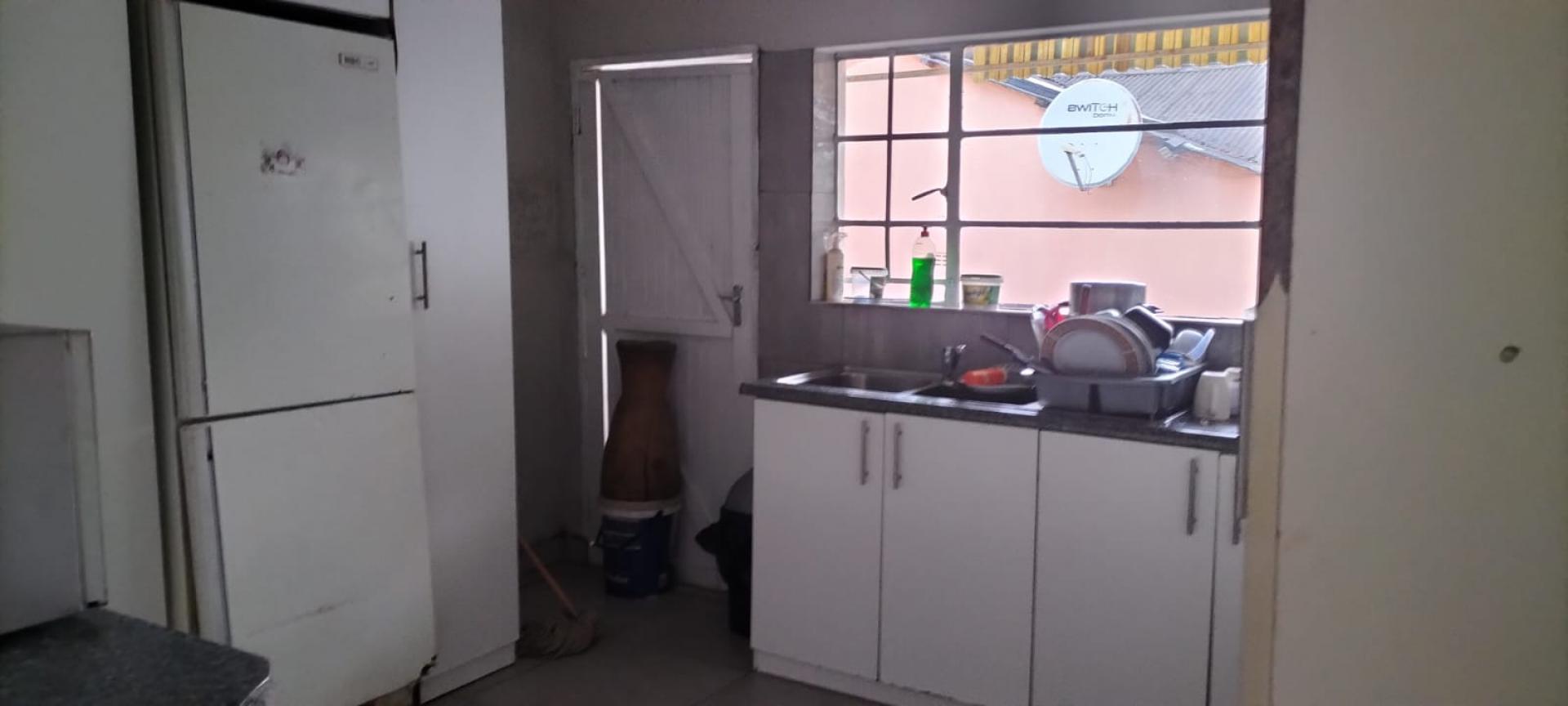 Kitchen - 15 square meters of property in Bezuidenhout Valley