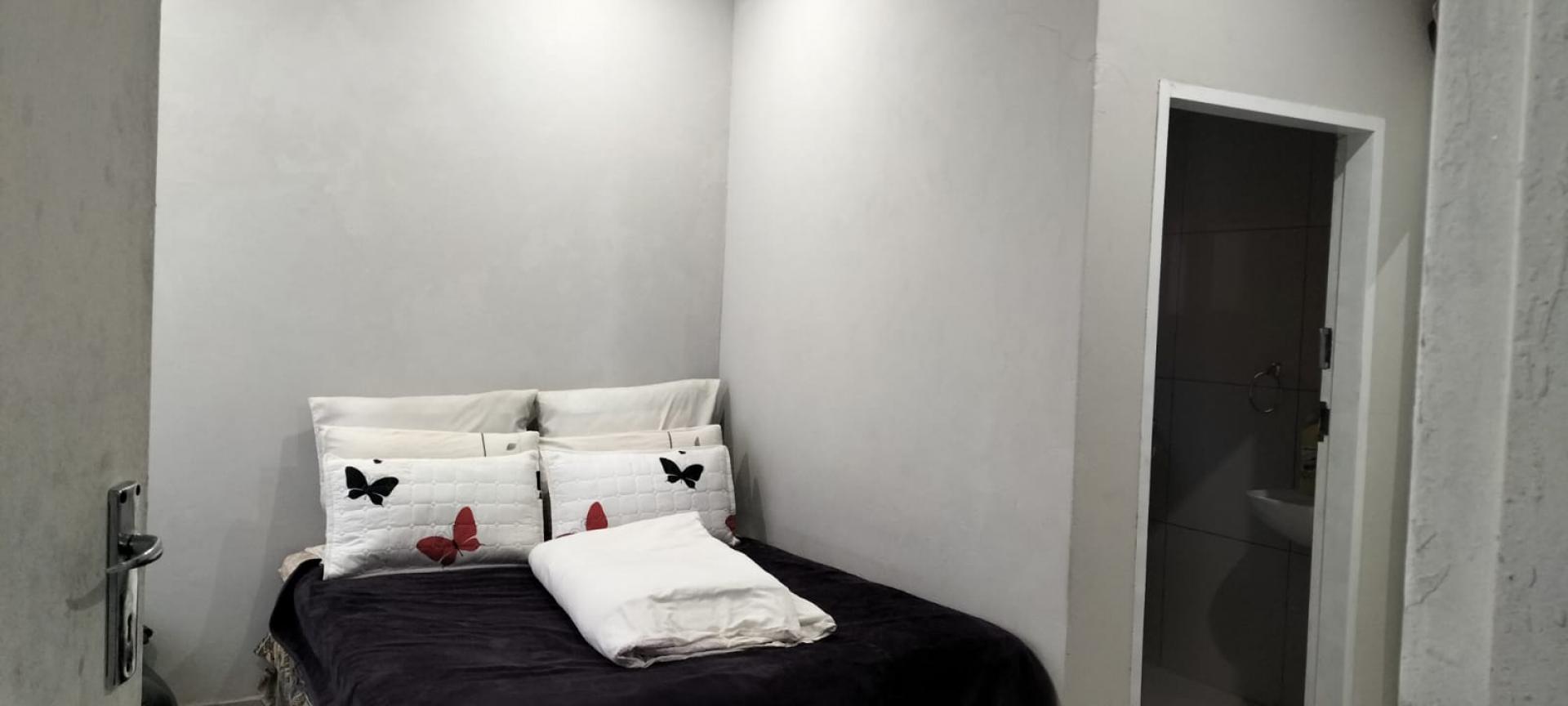 Main Bedroom - 15 square meters of property in Bezuidenhout Valley