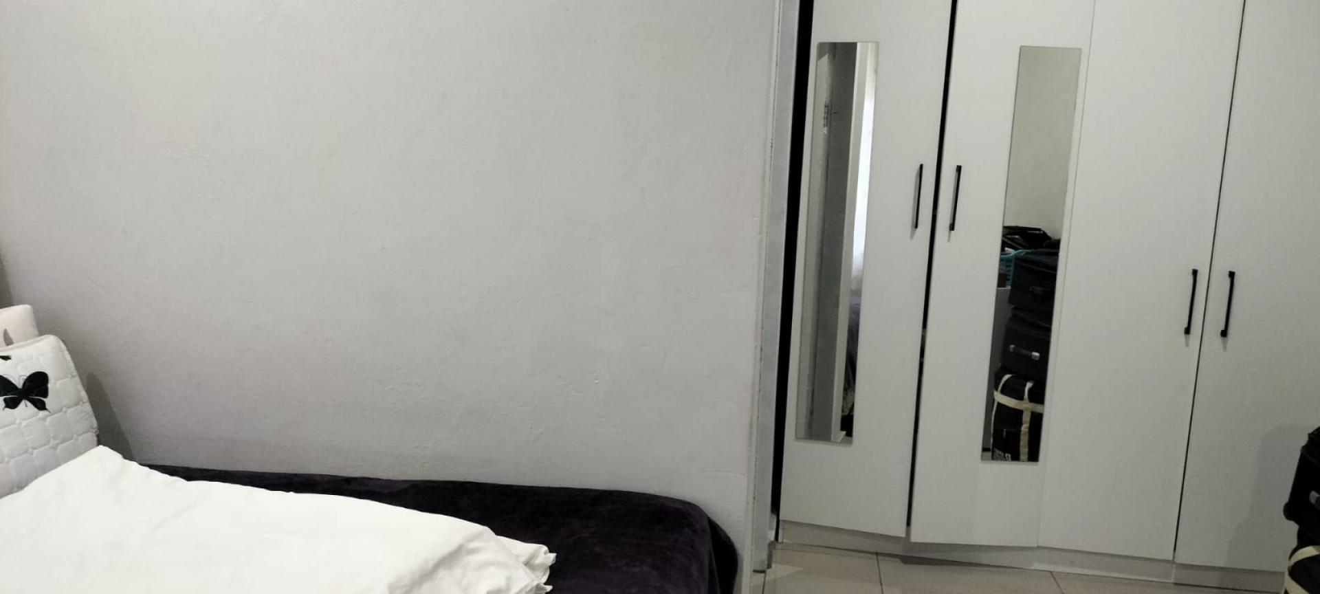 Main Bedroom - 15 square meters of property in Bezuidenhout Valley