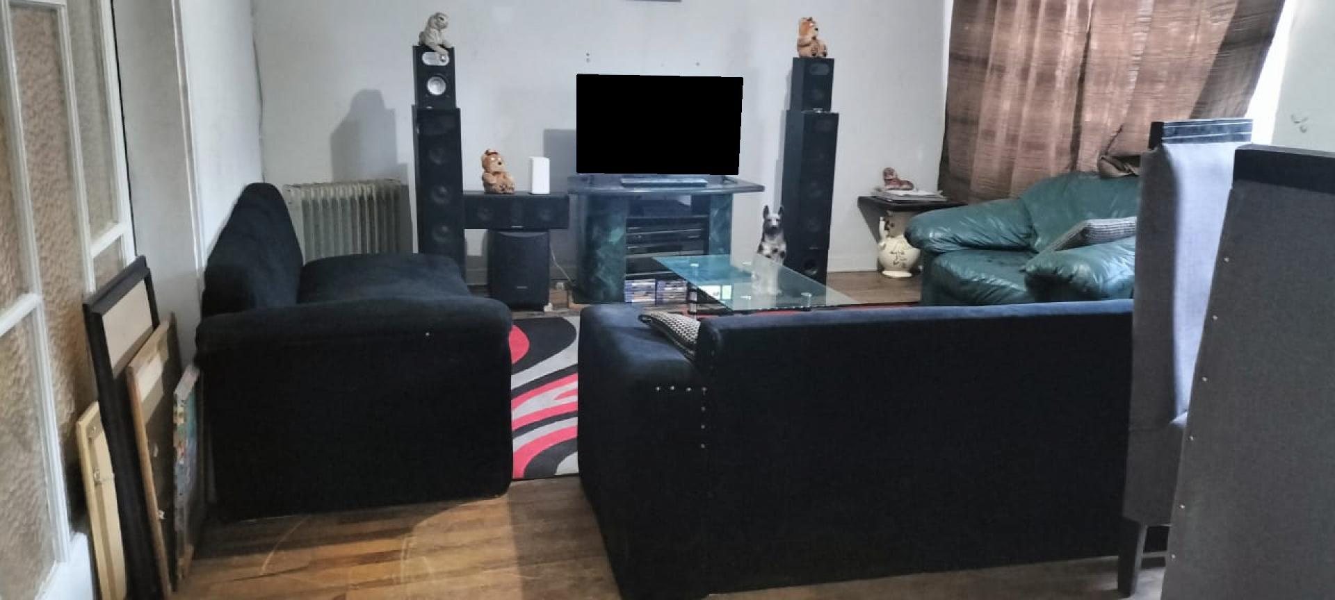 Lounges - 25 square meters of property in Bezuidenhout Valley