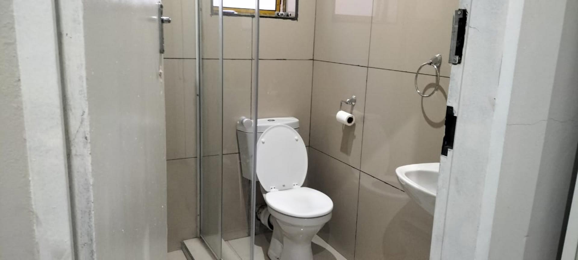 Main Bathroom - 3 square meters of property in Bezuidenhout Valley