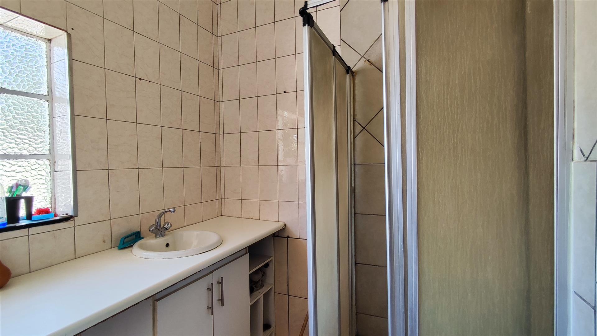 Bathroom 1 - 12 square meters of property in Bezuidenhout Valley