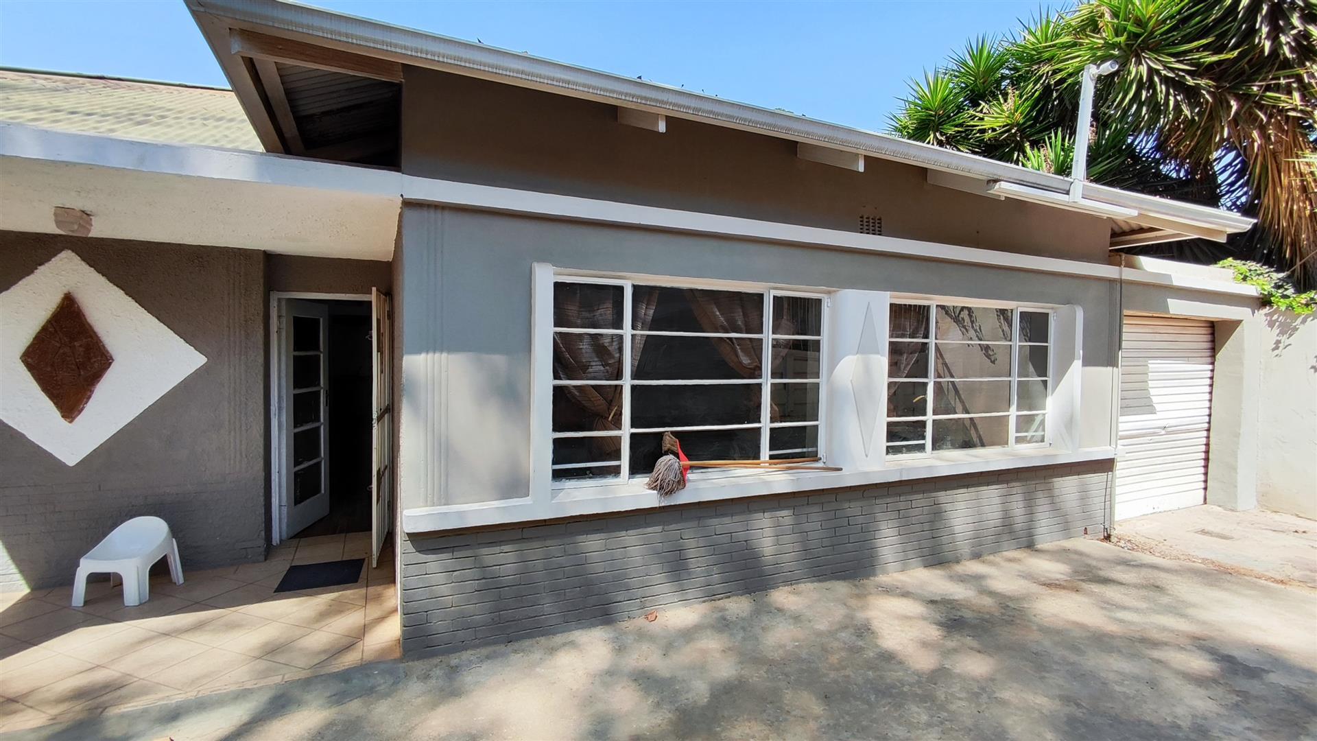 Front View of property in Bezuidenhout Valley