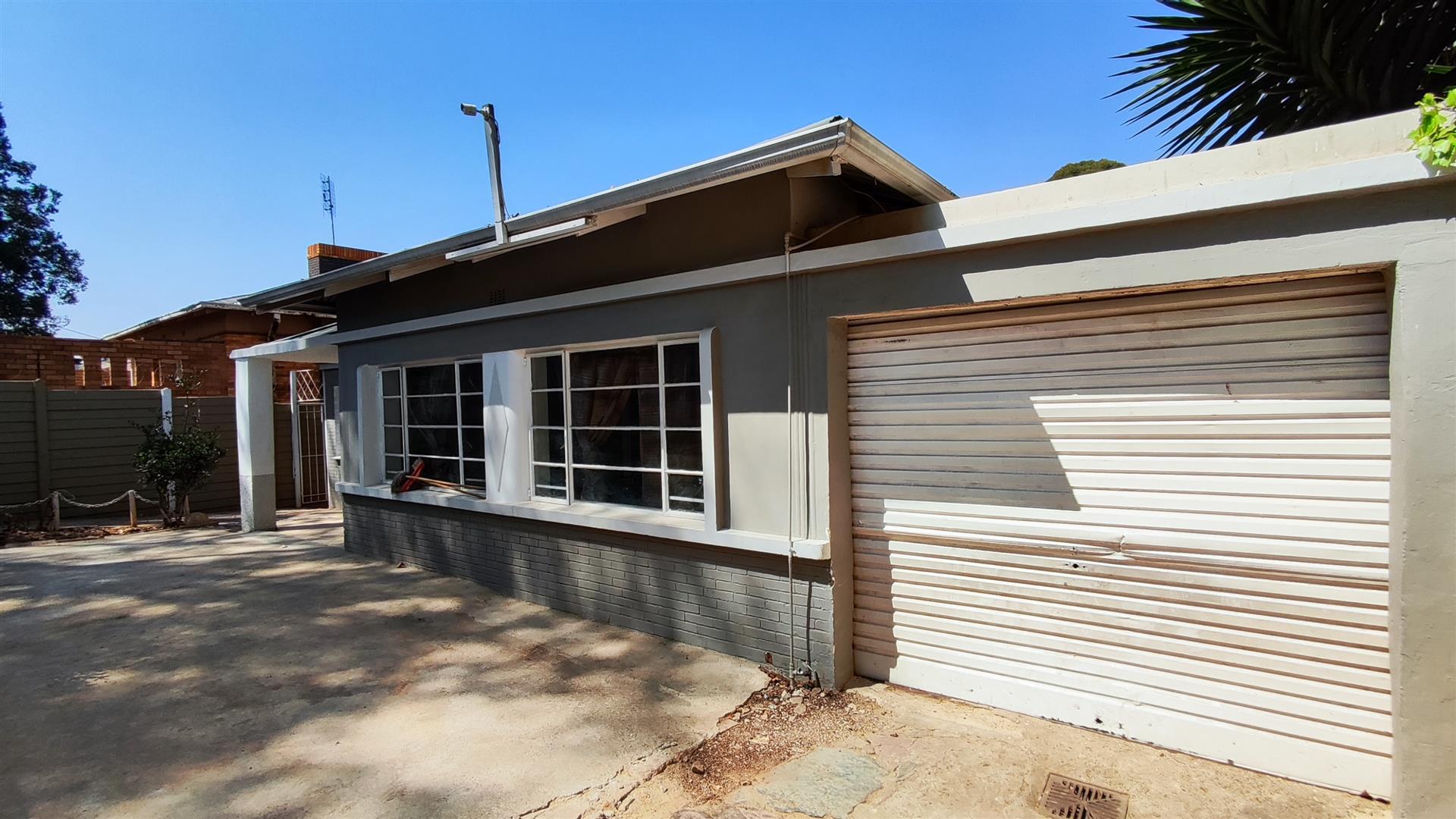 Front View of property in Bezuidenhout Valley