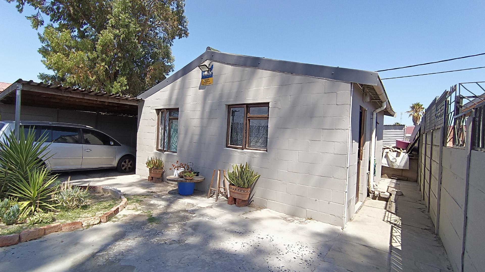 Front View of property in Roosendal