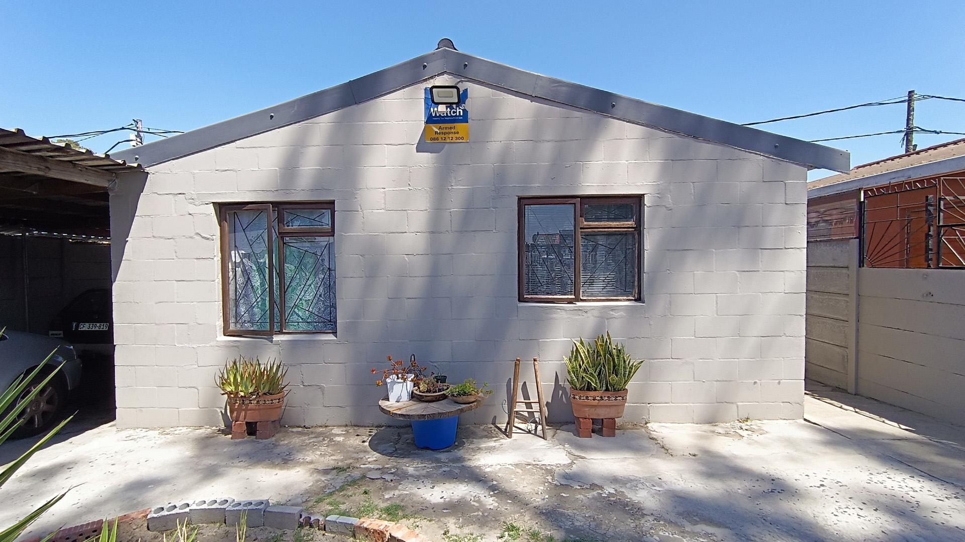 Front View of property in Roosendal