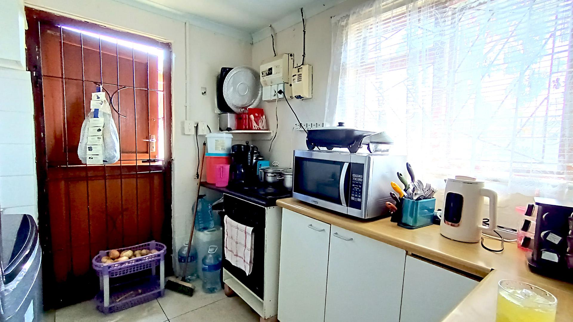 Kitchen - 7 square meters of property in Roosendal