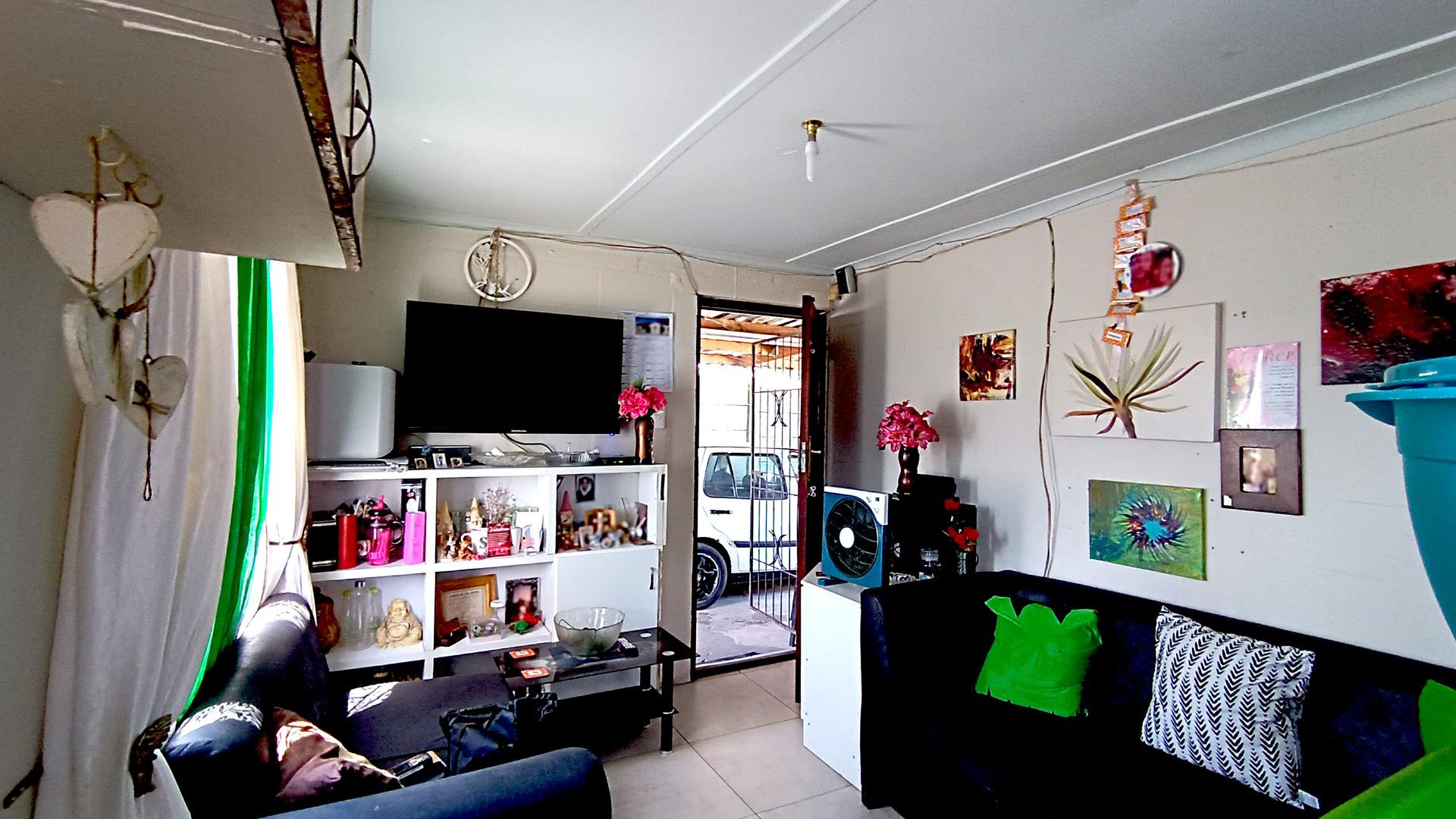 Lounges - 11 square meters of property in Roosendal