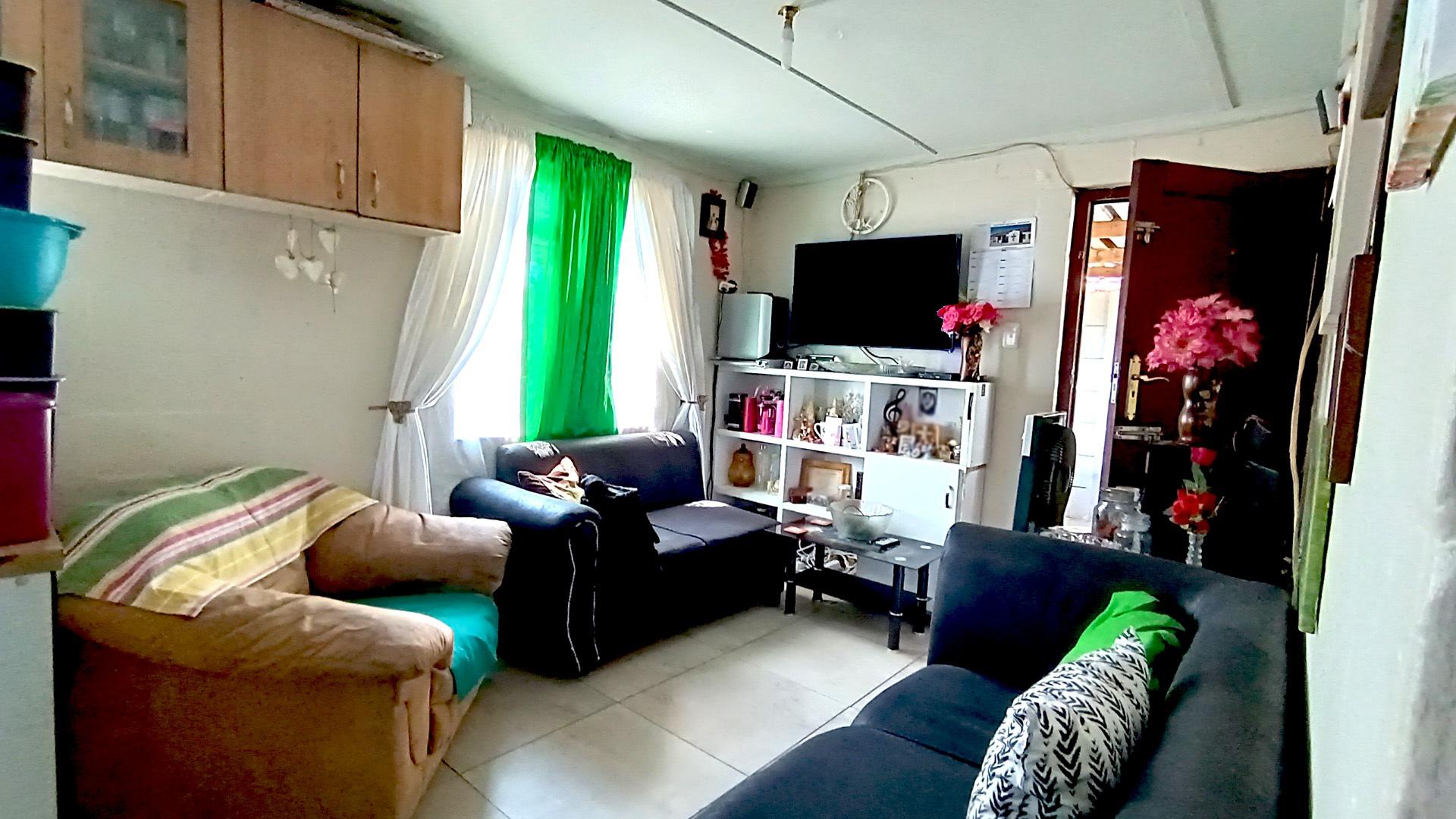 Lounges - 11 square meters of property in Roosendal