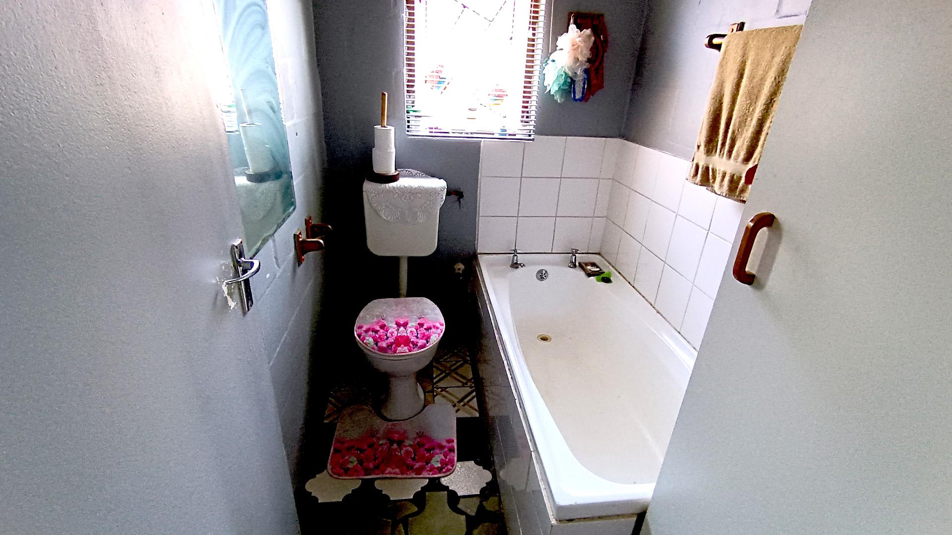 Bathroom 1 - 4 square meters of property in Roosendal