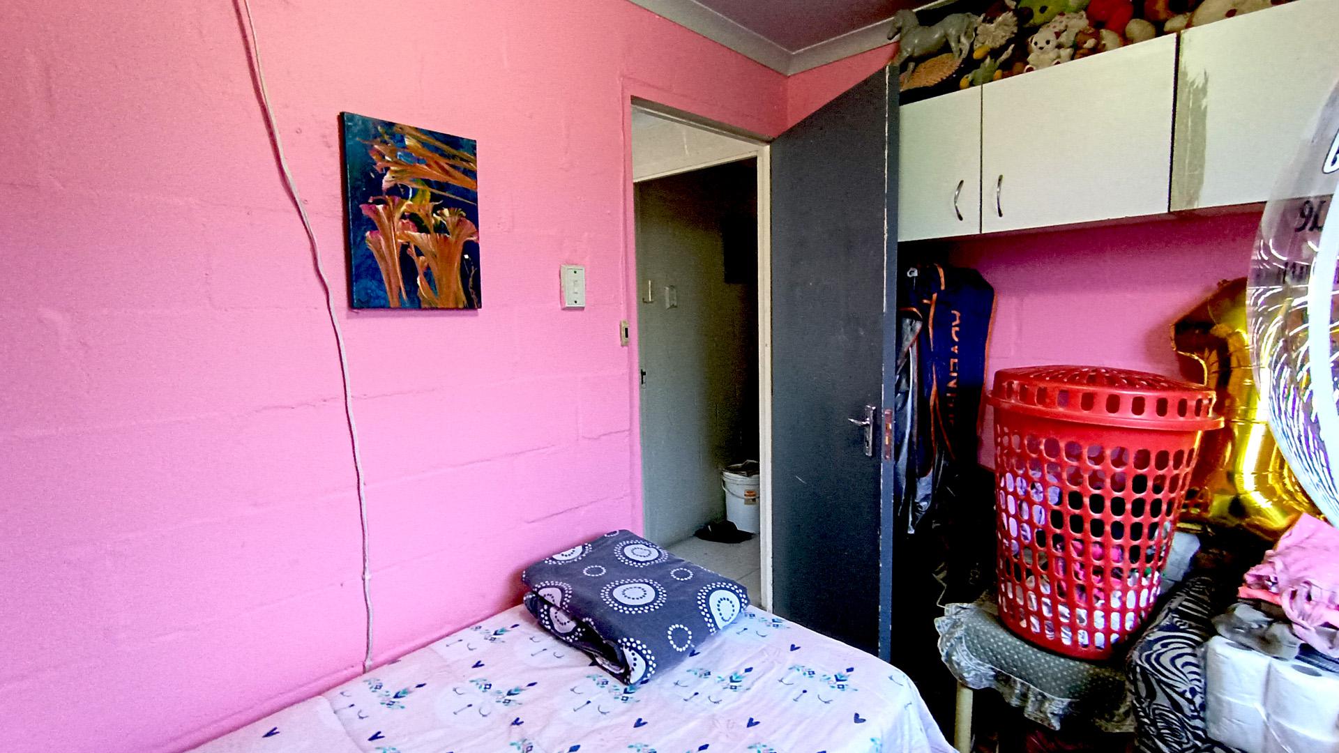 Bed Room 2 - 7 square meters of property in Roosendal