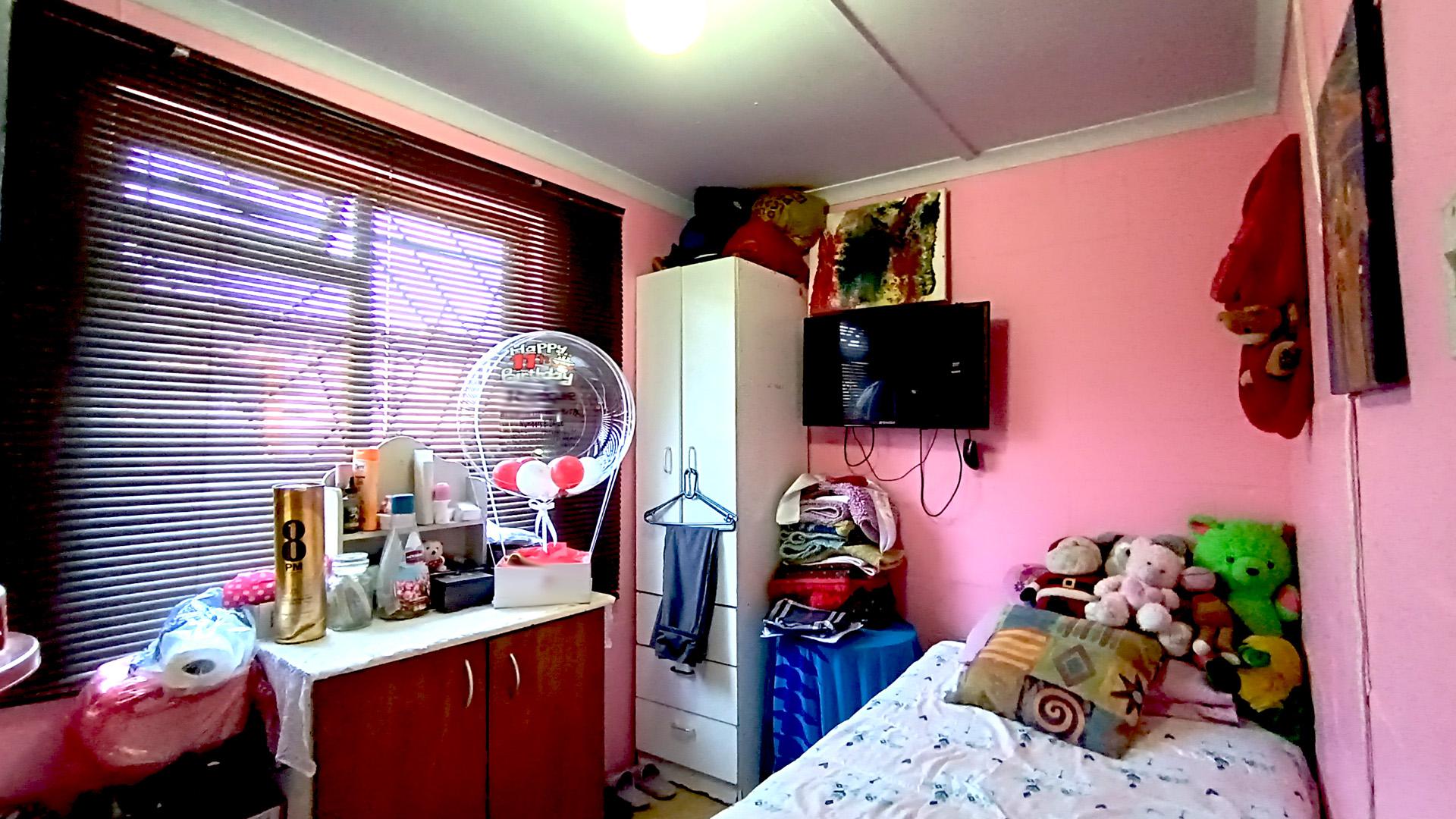 Bed Room 2 - 7 square meters of property in Roosendal