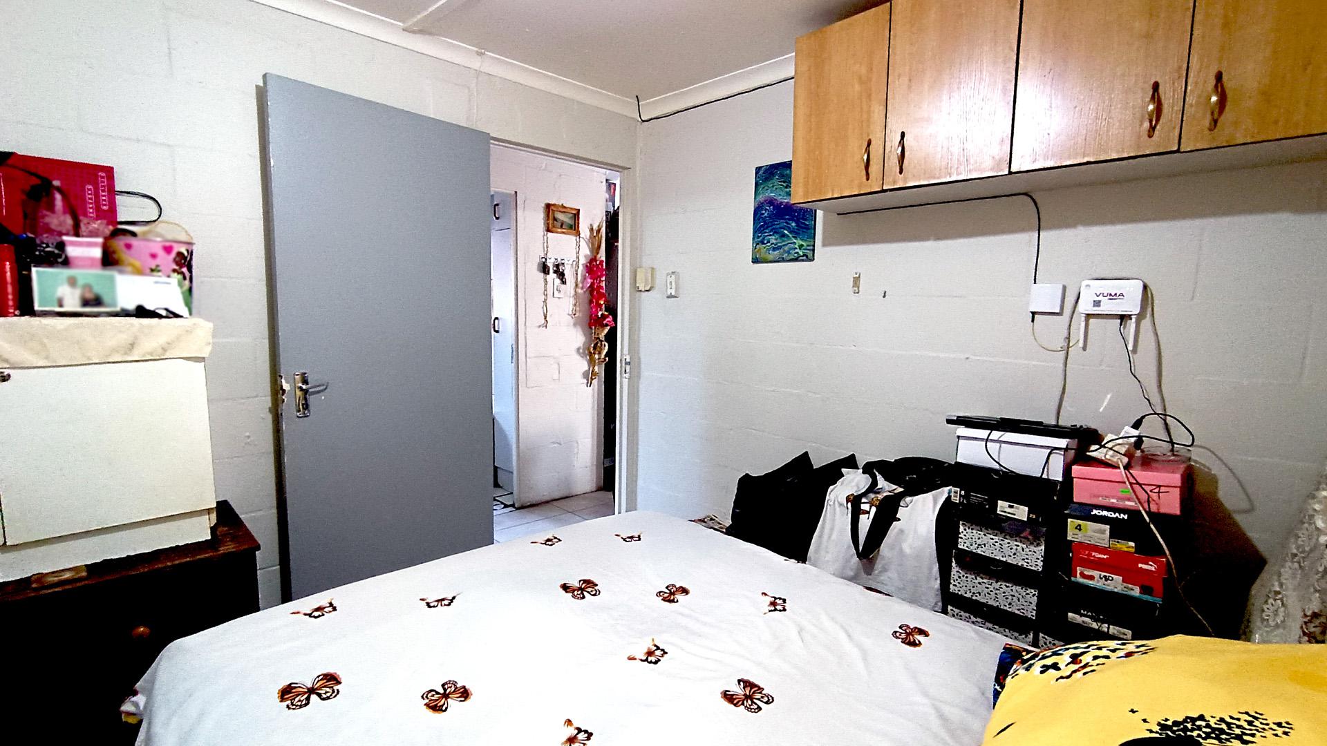 Bed Room 1 - 11 square meters of property in Roosendal