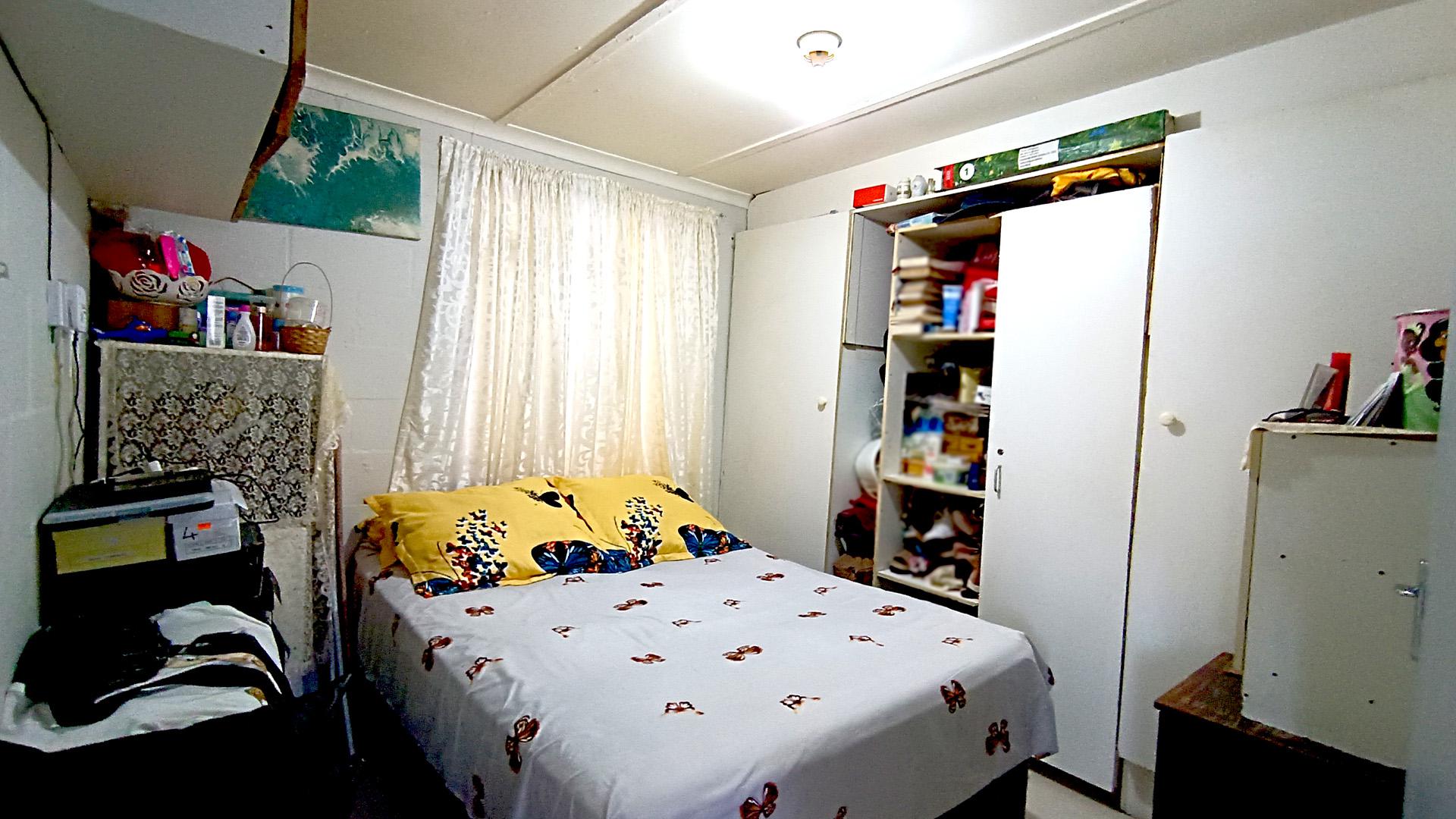 Bed Room 1 - 11 square meters of property in Roosendal