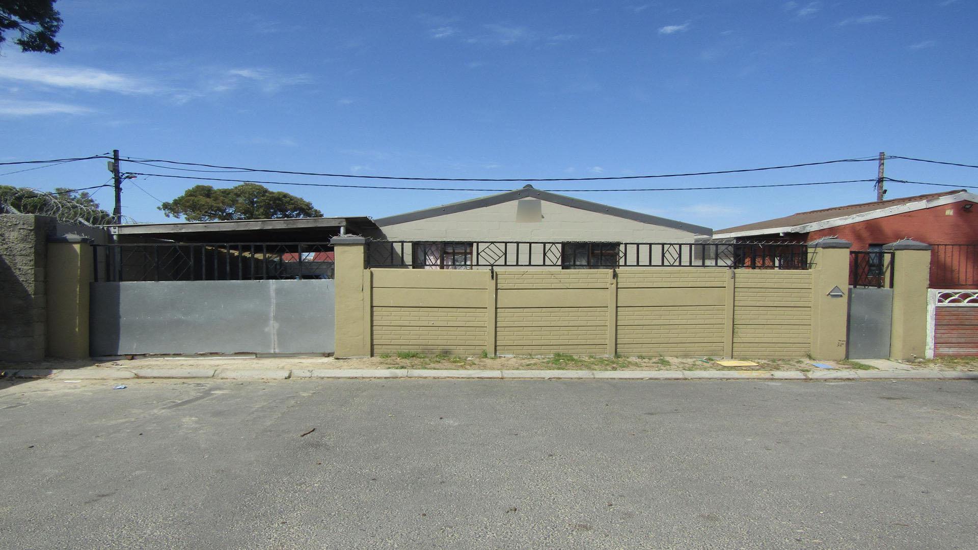 Front View of property in Roosendal