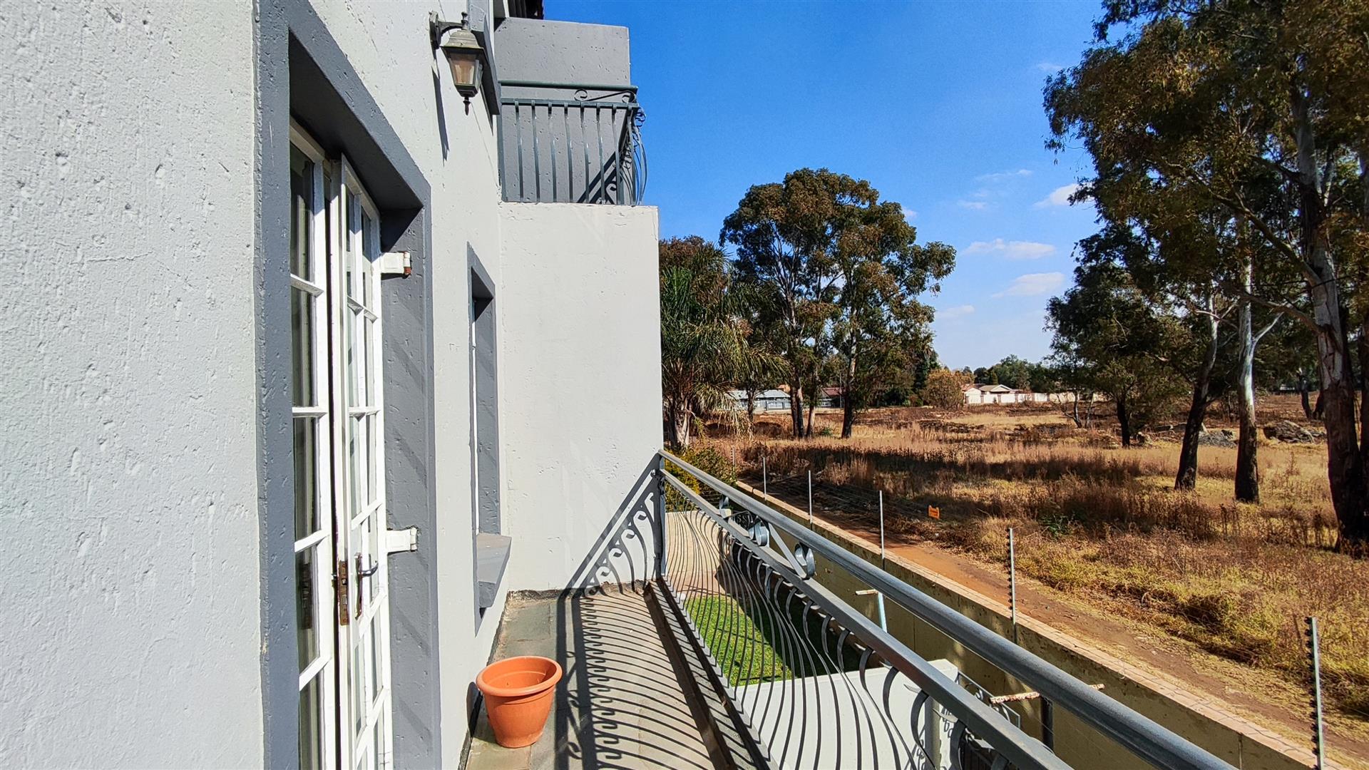 Balcony - 10 square meters of property in Brakpan
