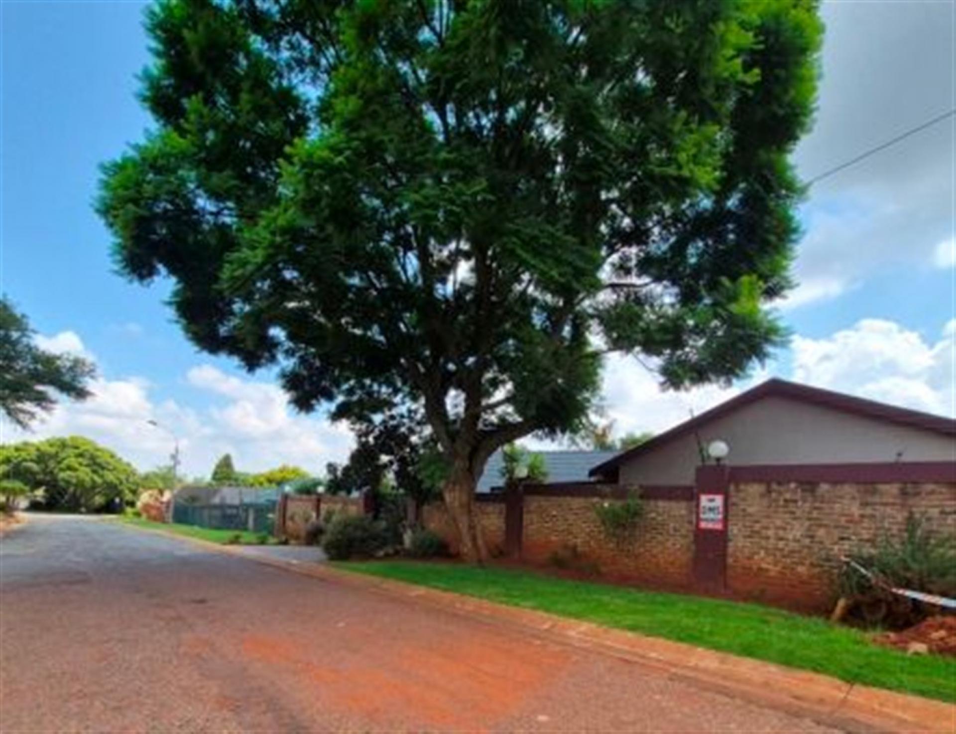 Front View of property in Roodekrans