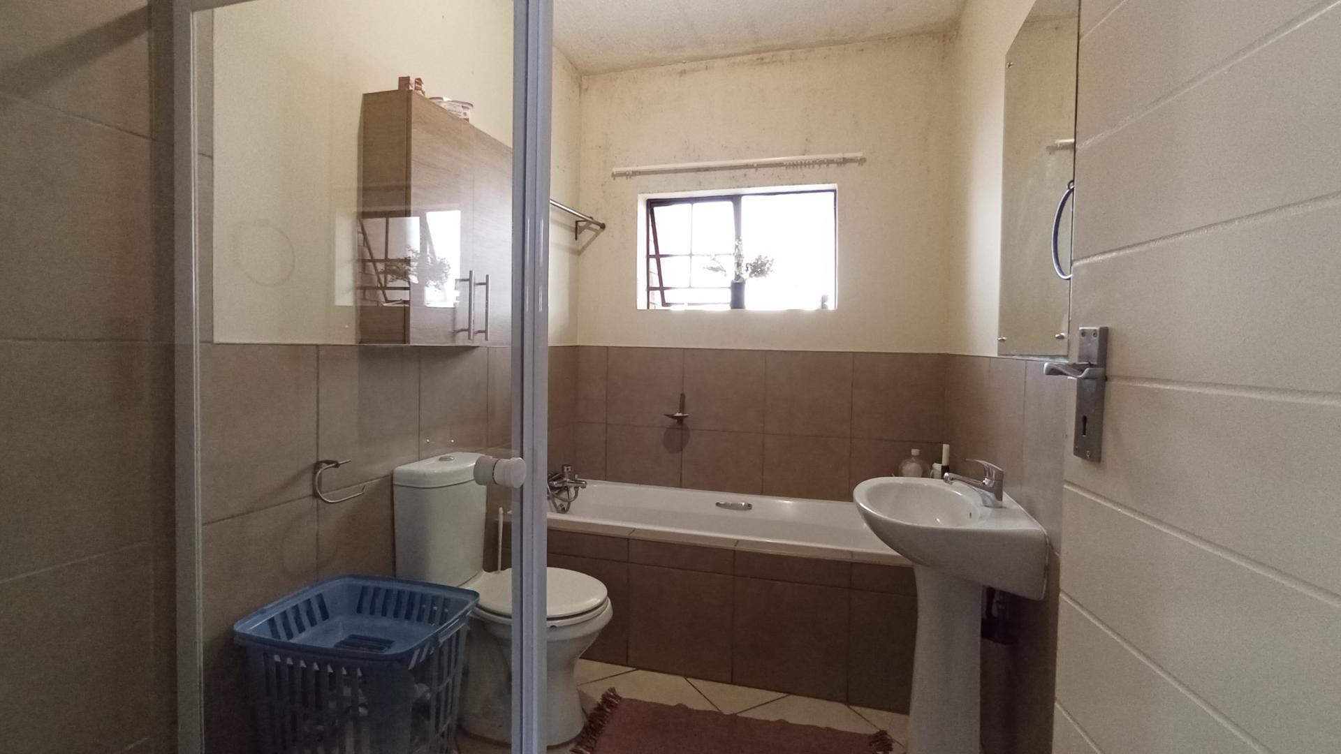 Bathroom 1 - 7 square meters of property in Sagewood