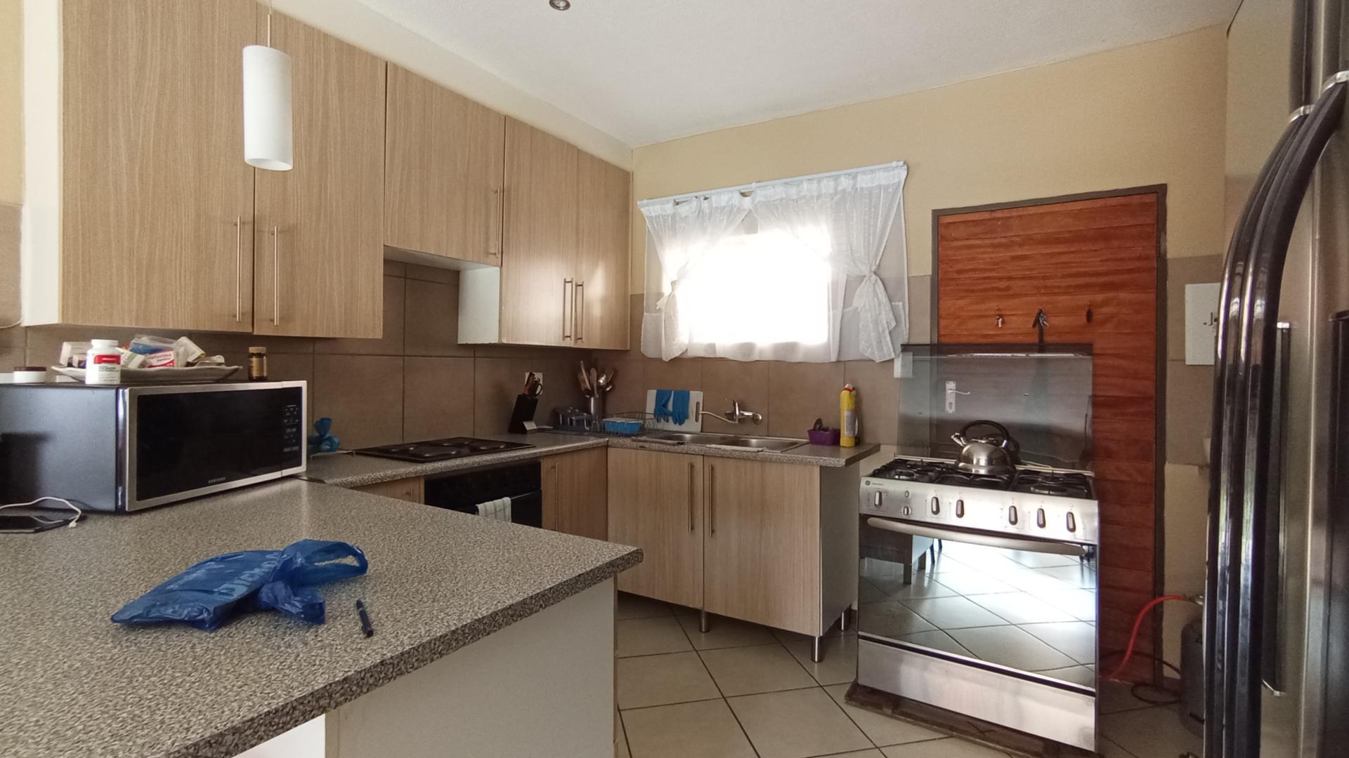 Kitchen - 12 square meters of property in Sagewood