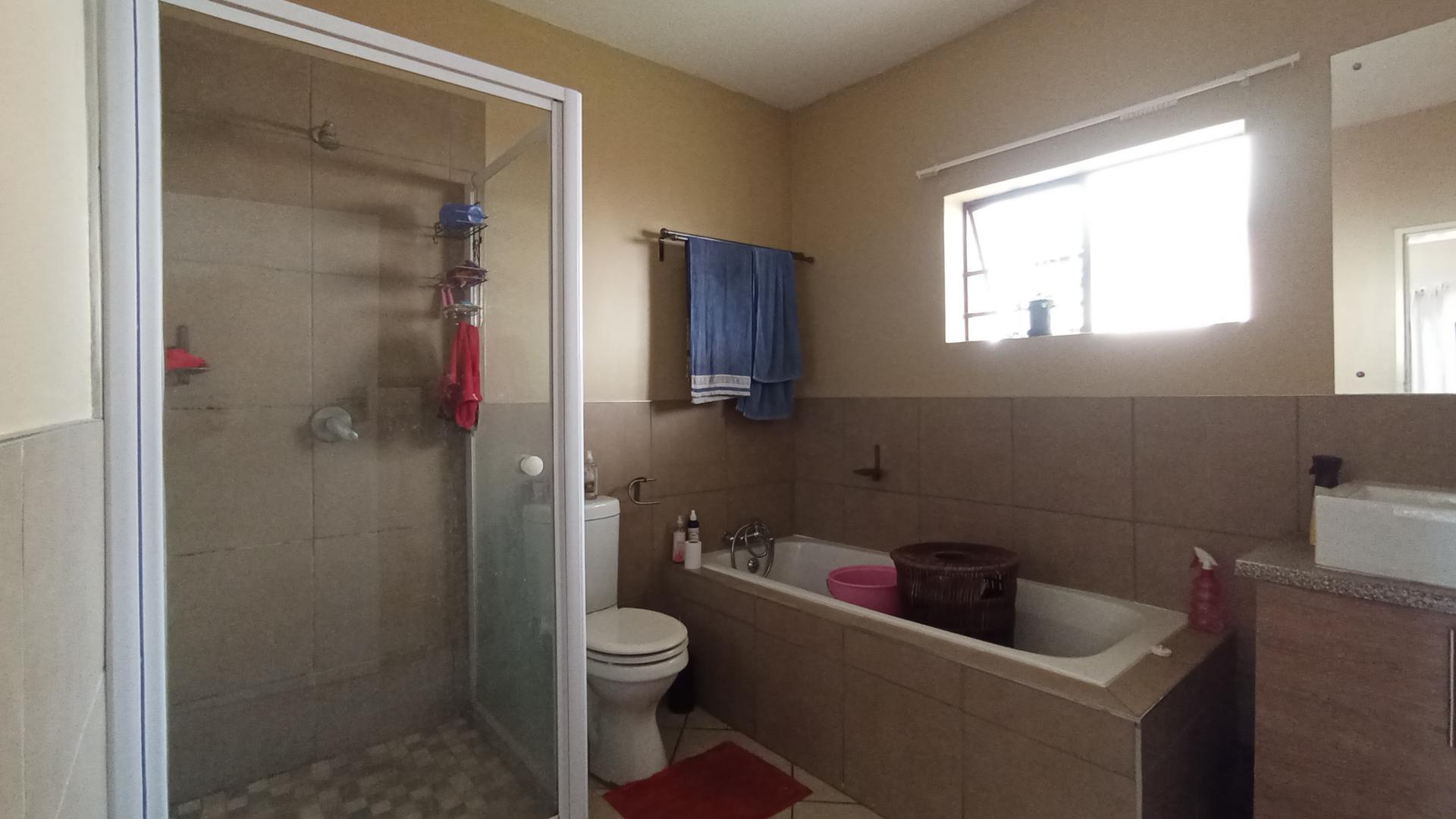 Main Bathroom - 8 square meters of property in Sagewood