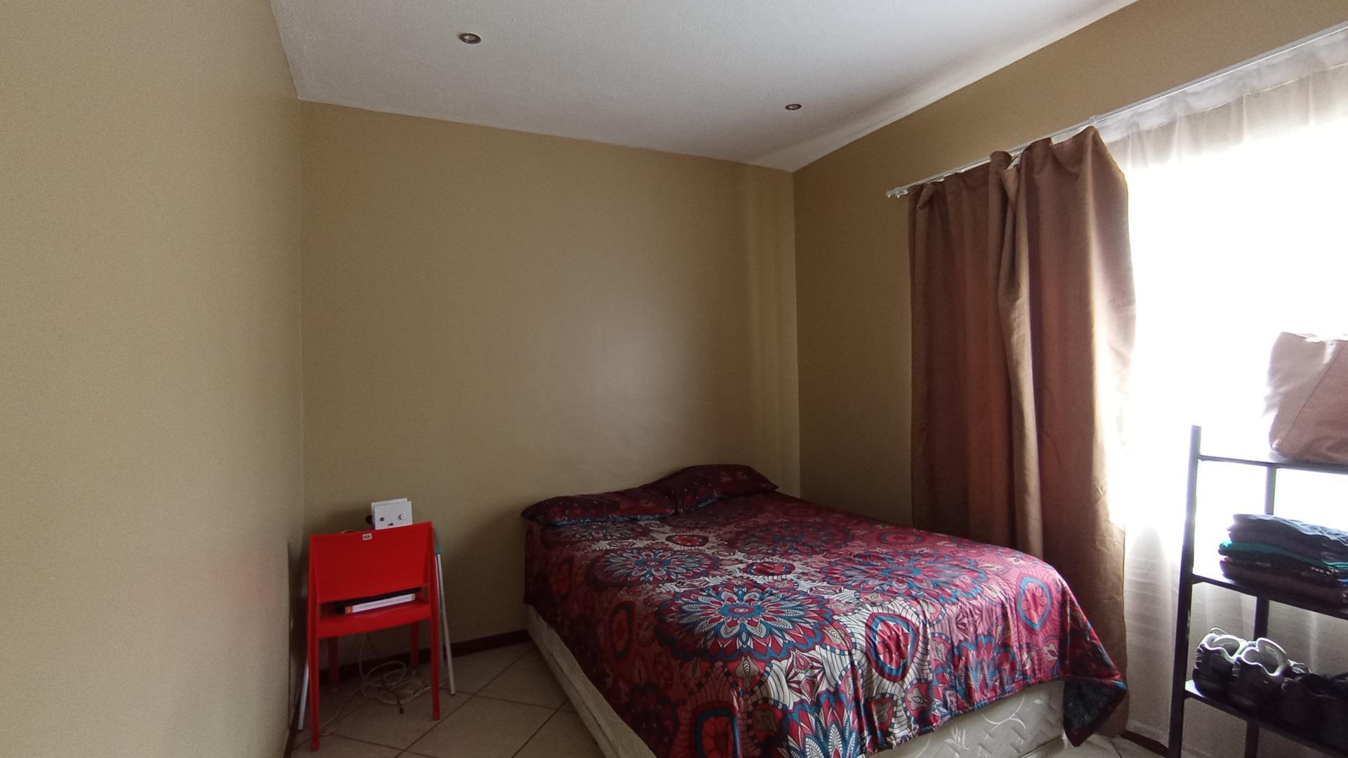 Bed Room 2 - 12 square meters of property in Sagewood