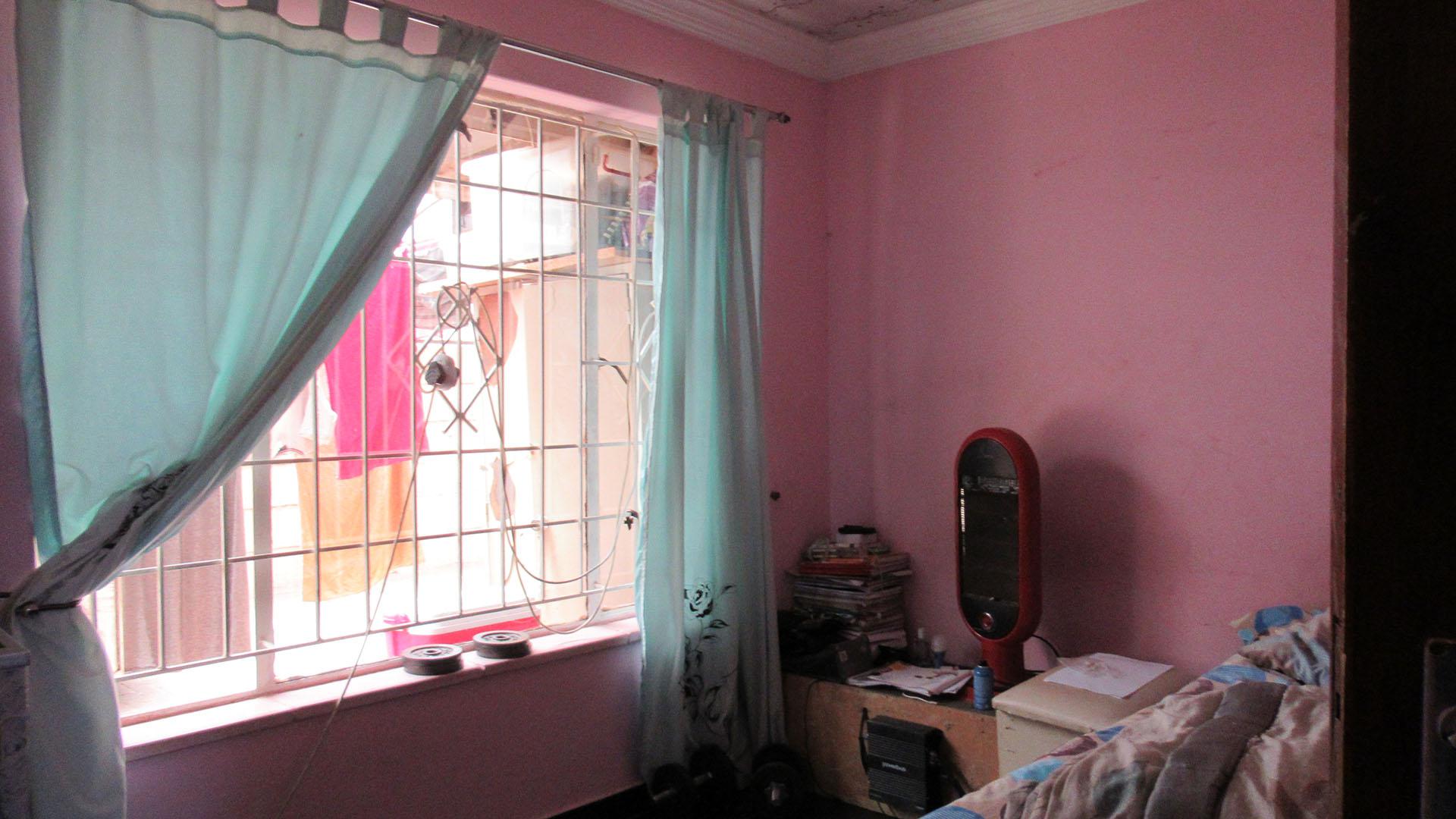 Bed Room 1 - 13 square meters of property in Lenasia South