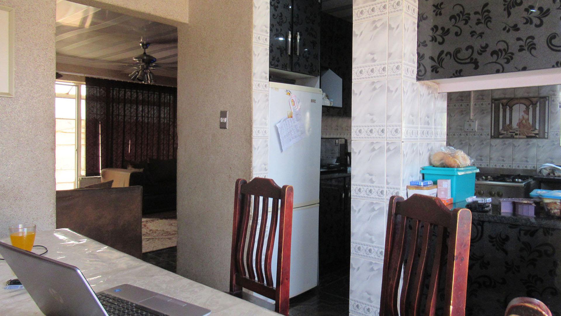 Dining Room - 10 square meters of property in Lenasia South