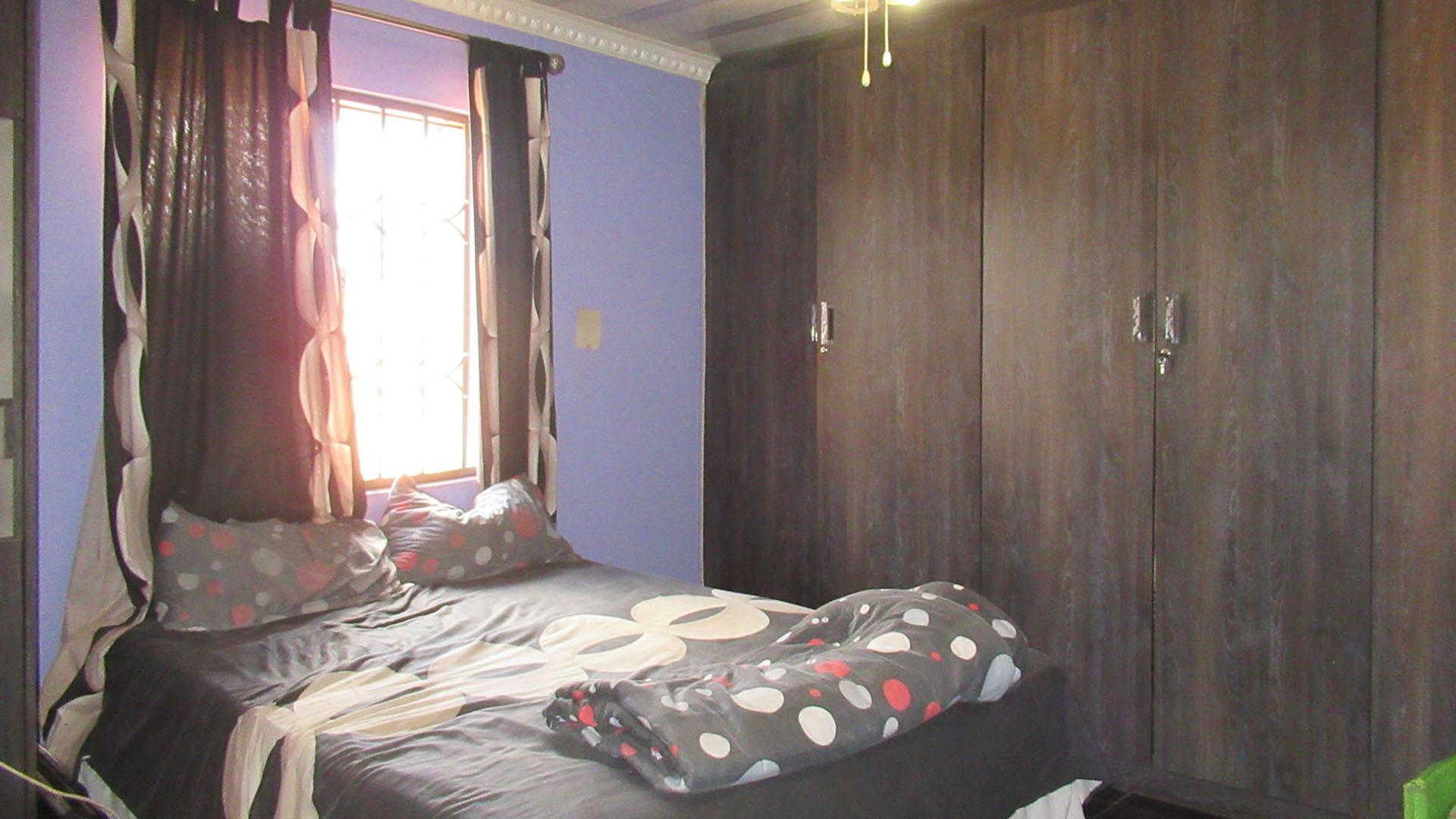 Bed Room 3 - 14 square meters of property in Lenasia South