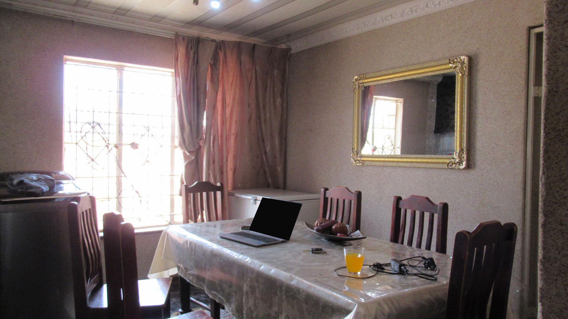 Dining Room - 10 square meters of property in Lenasia South