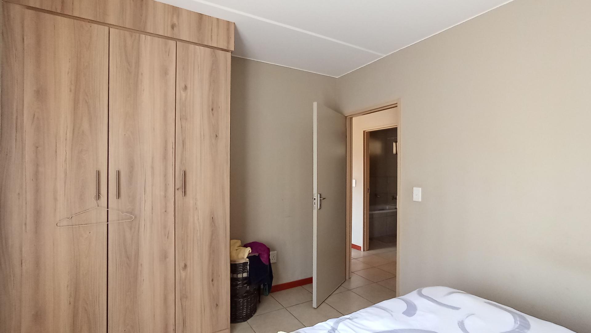 Bed Room 1 - 14 square meters of property in Lotus Gardens