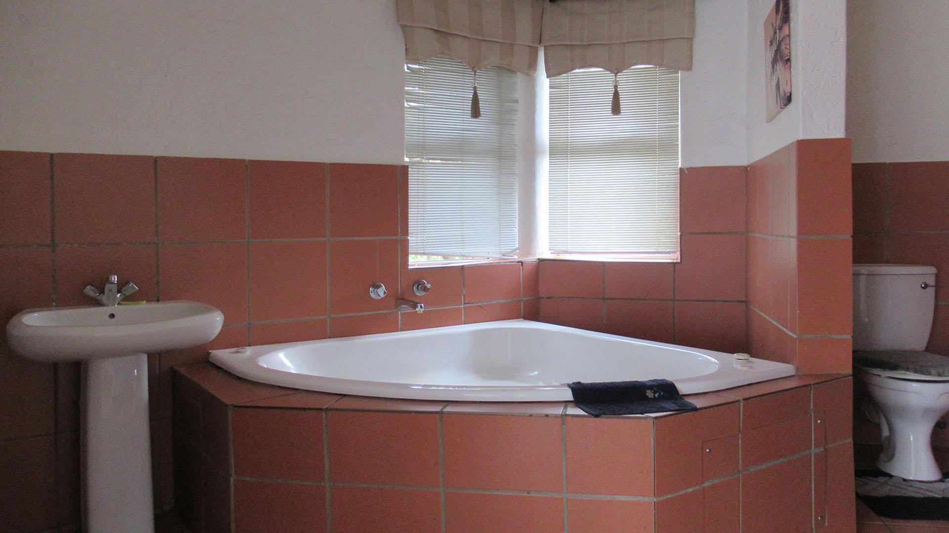 Main Bathroom - 10 square meters of property in Noordheuwel