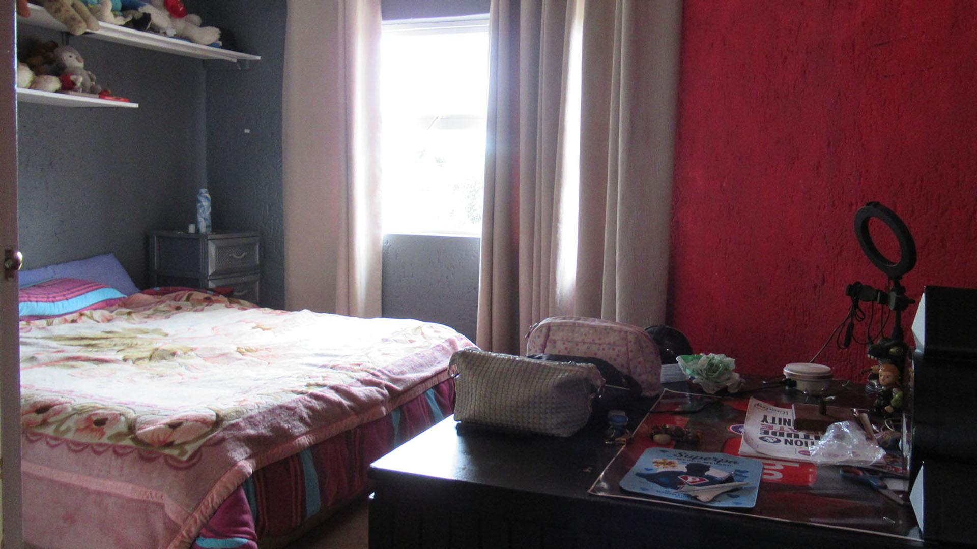 Bed Room 1 - 15 square meters of property in Noordheuwel